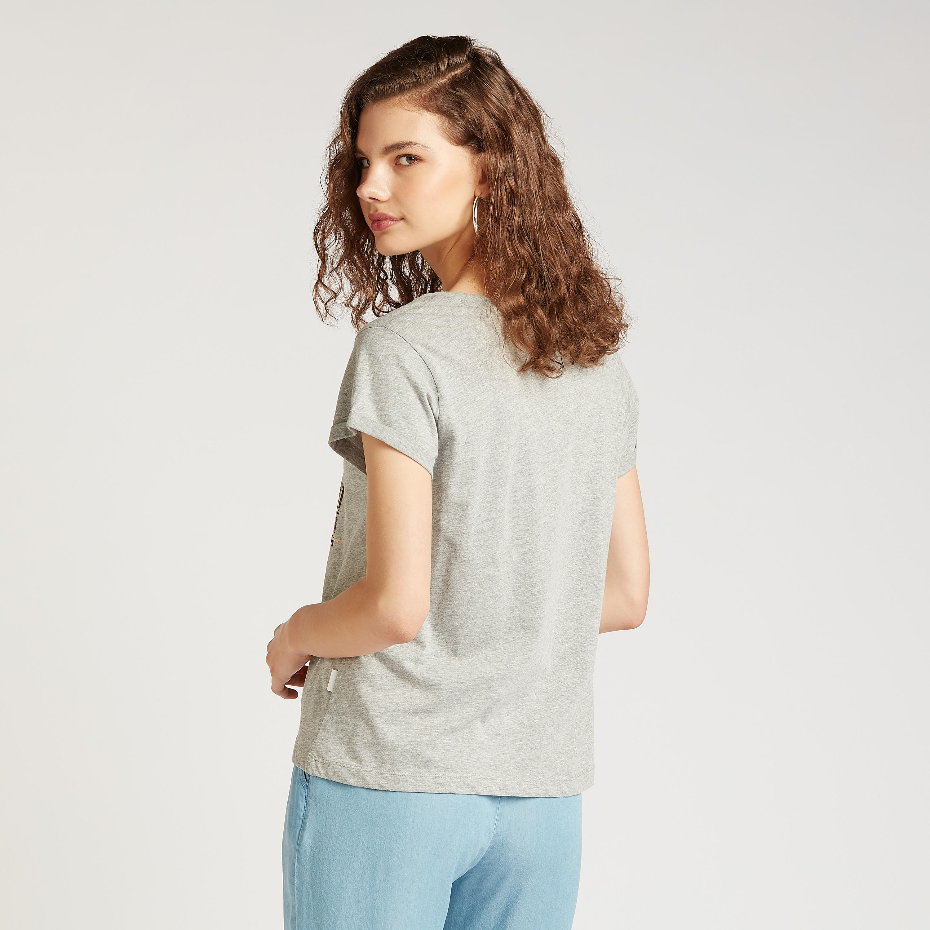 تيشيرت بقصة سليم بياقة مستديرة وأكمام كاب من لي كوبر-women-clothing-tshirts-image-4