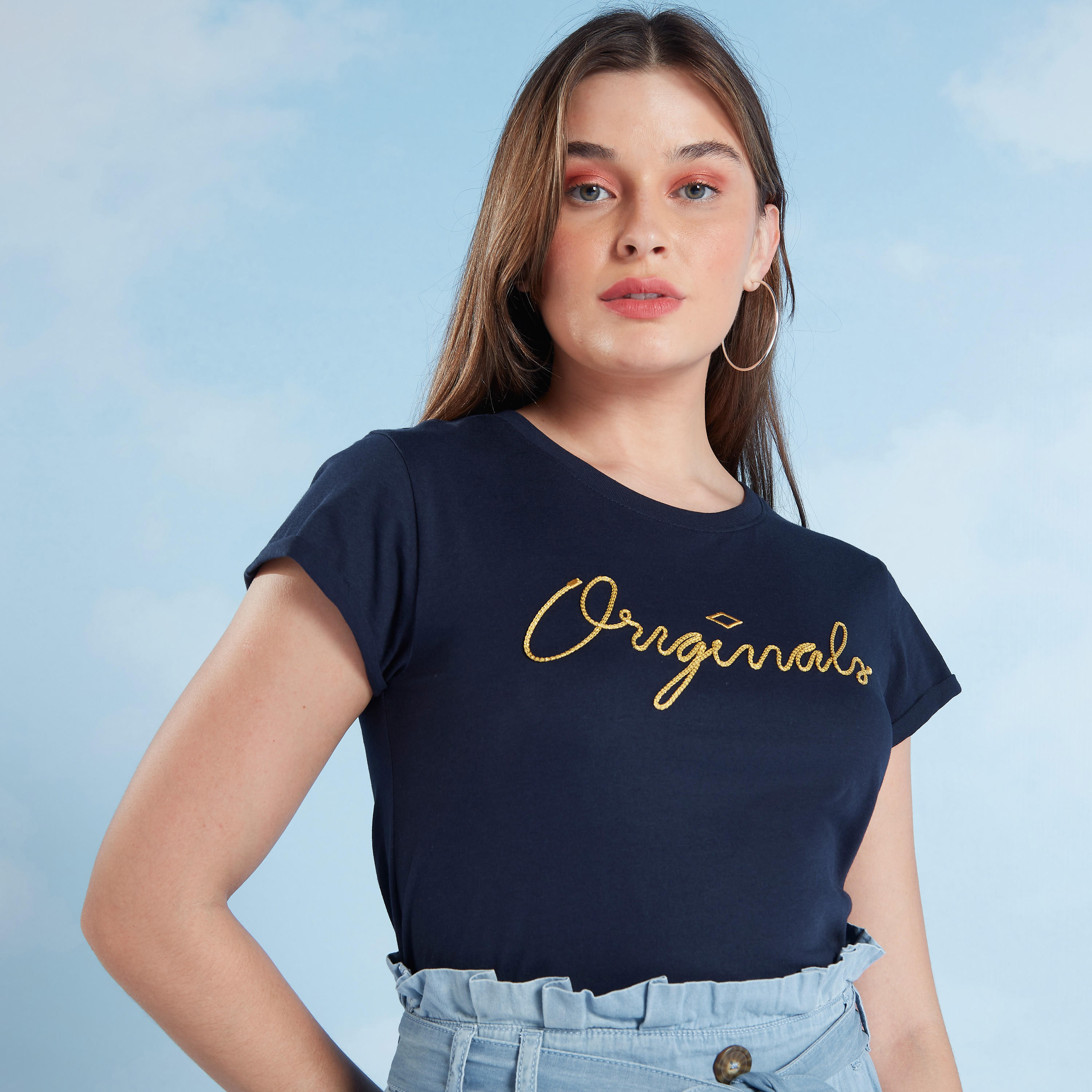 تيشيرت بقصة سليم بياقة مستديرة وأكمام كاب من لي كوبر-women-clothing-tshirts-image-1