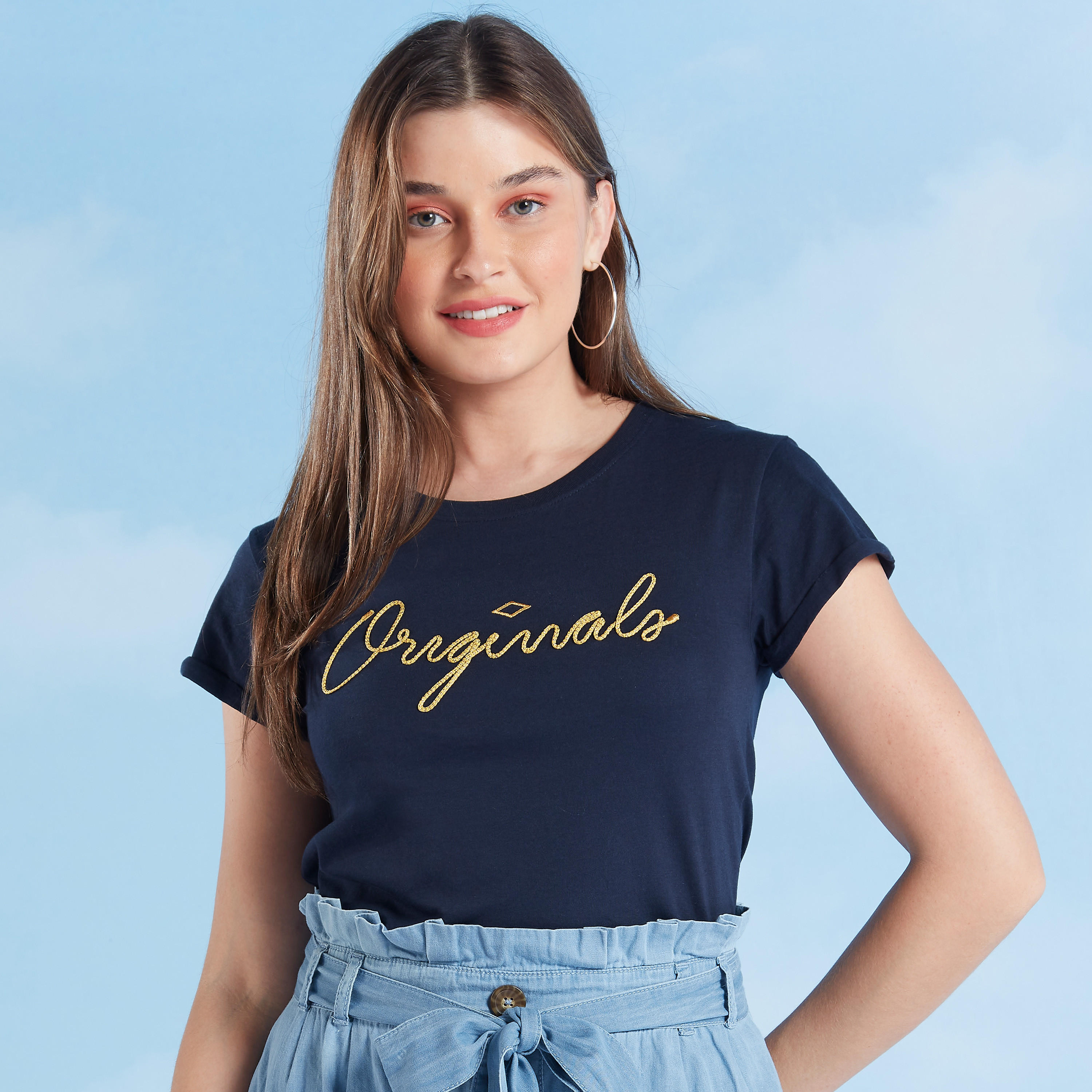 تيشيرت بقصة سليم بياقة مستديرة وأكمام كاب من لي كوبر-women-clothing-tshirts-image-3