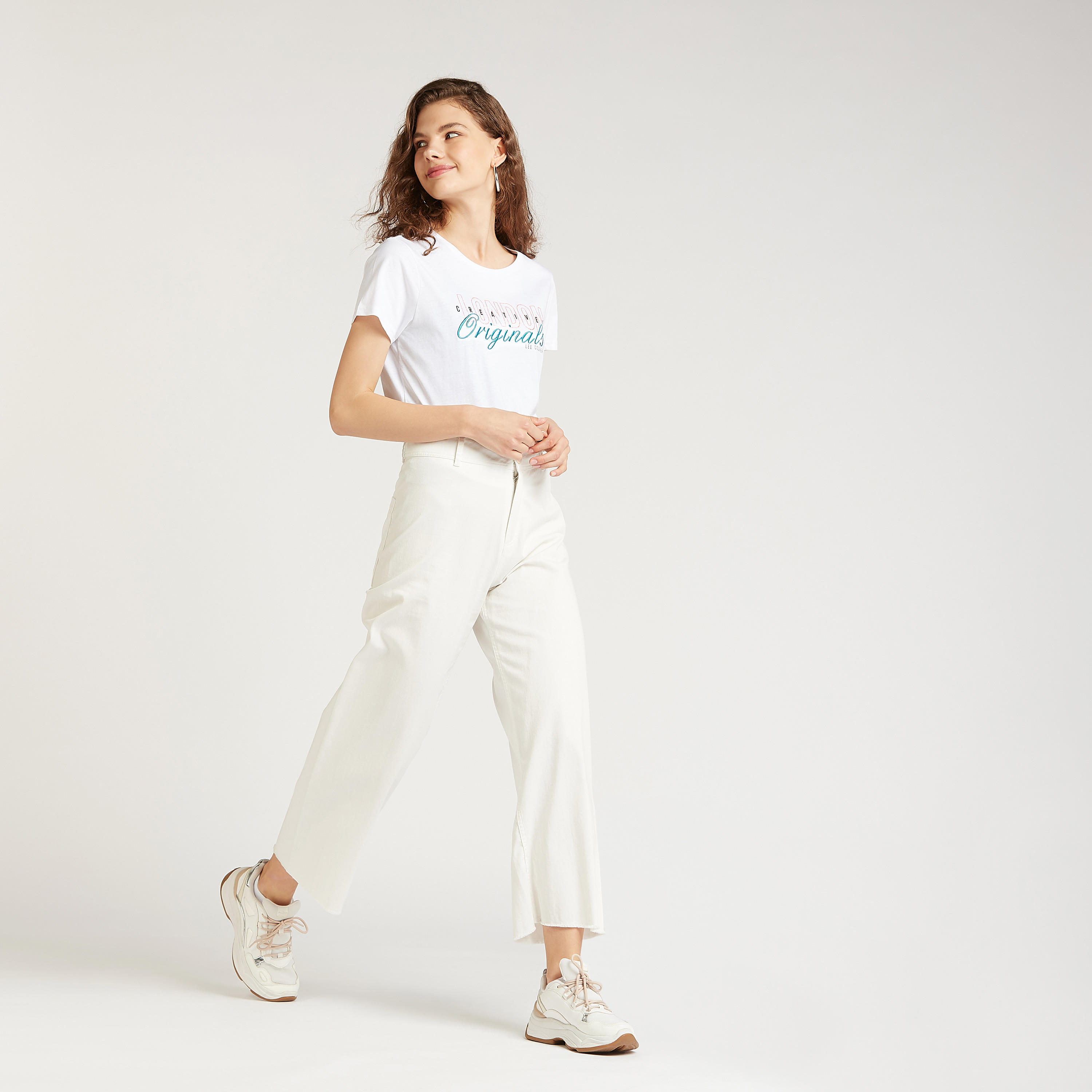 تيشيرت بقصة سليم بياقة مستديرة وأكمام قصيرة من لي كوبر-women-clothing-tshirts-image-2