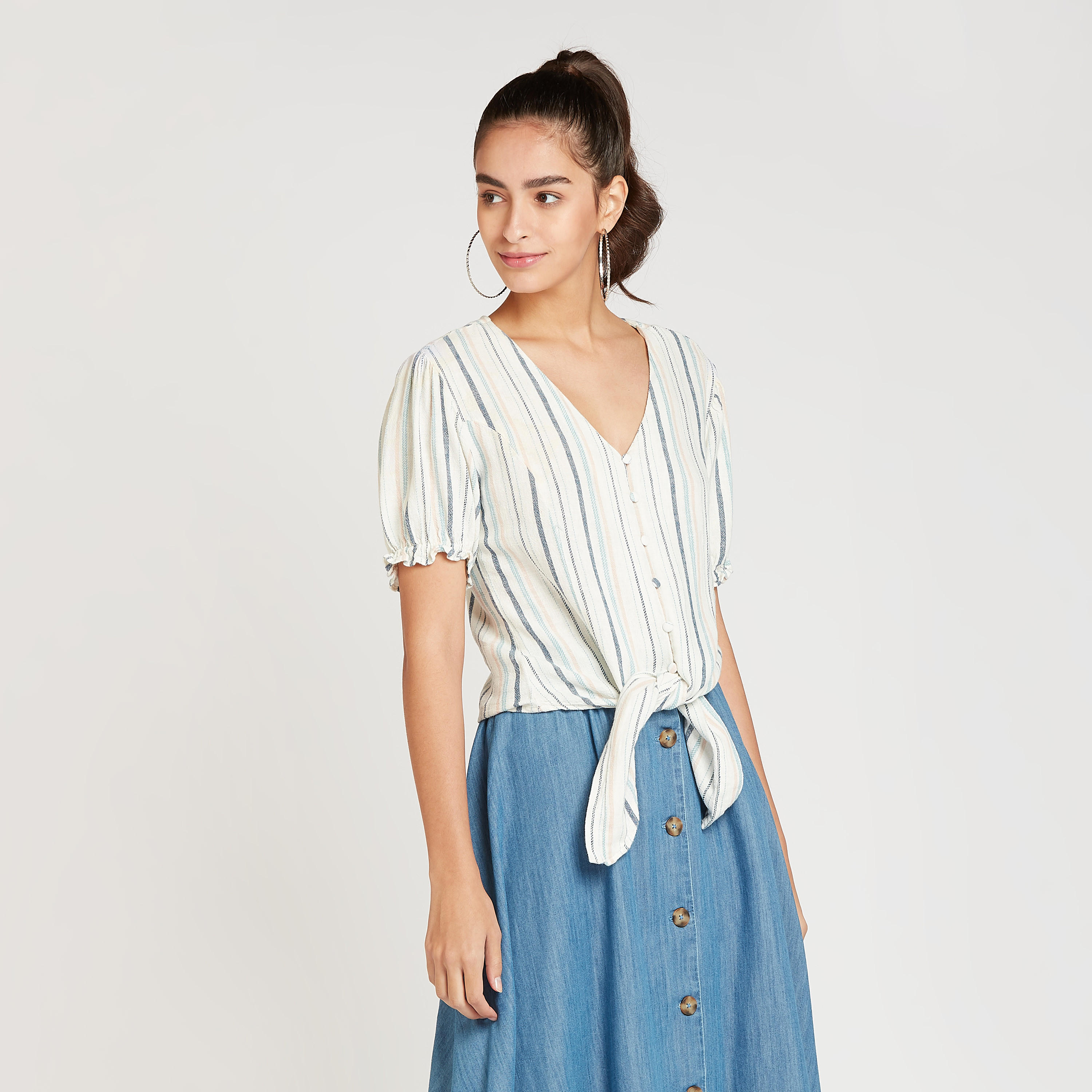 بلوزة مخططة بأكمام قصيرة وتفاصيل عقدة من لي كوبر-women-clothing-shirtsandblouses-blouses-image-1
