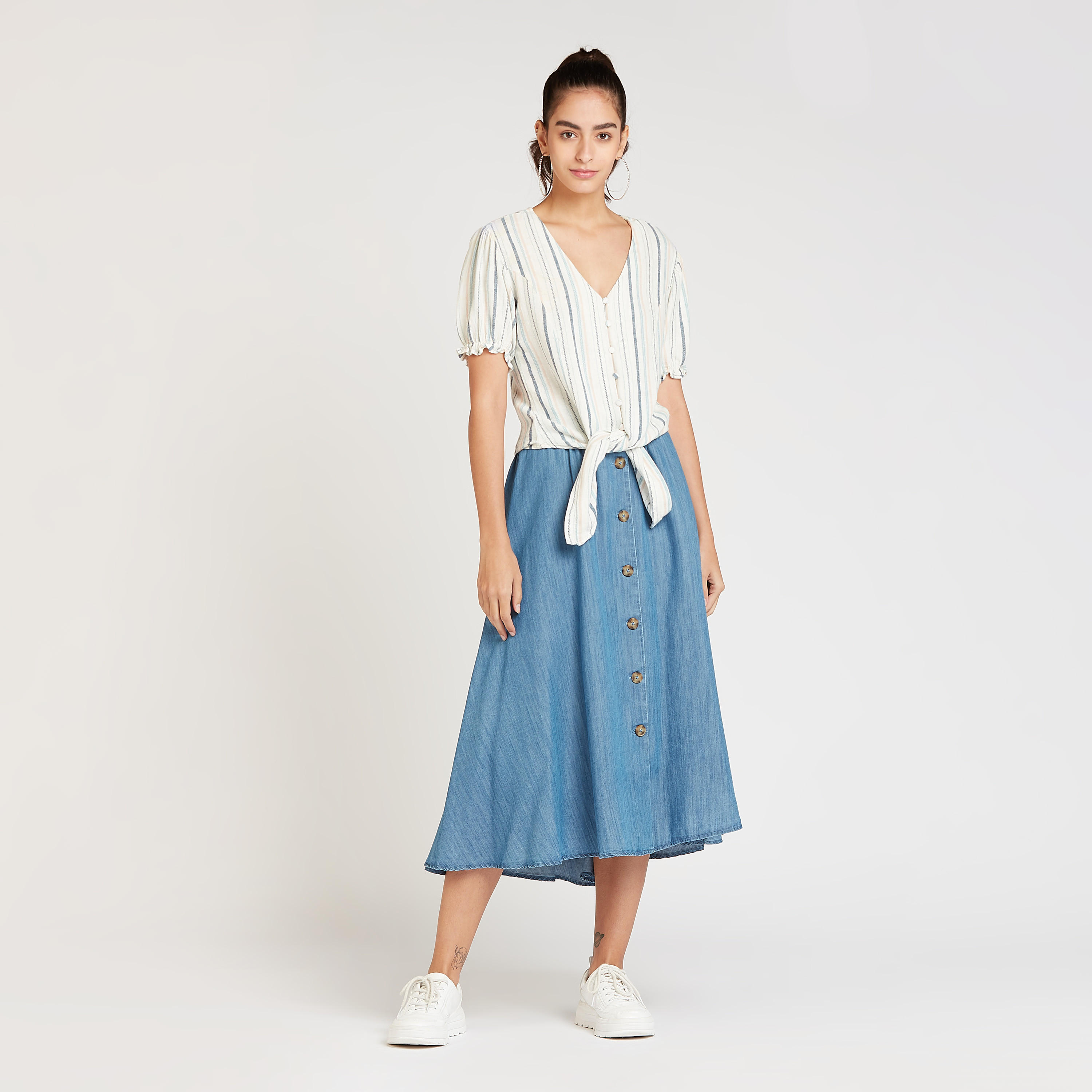 بلوزة مخططة بأكمام قصيرة وتفاصيل عقدة من لي كوبر-women-clothing-shirtsandblouses-blouses-image-2