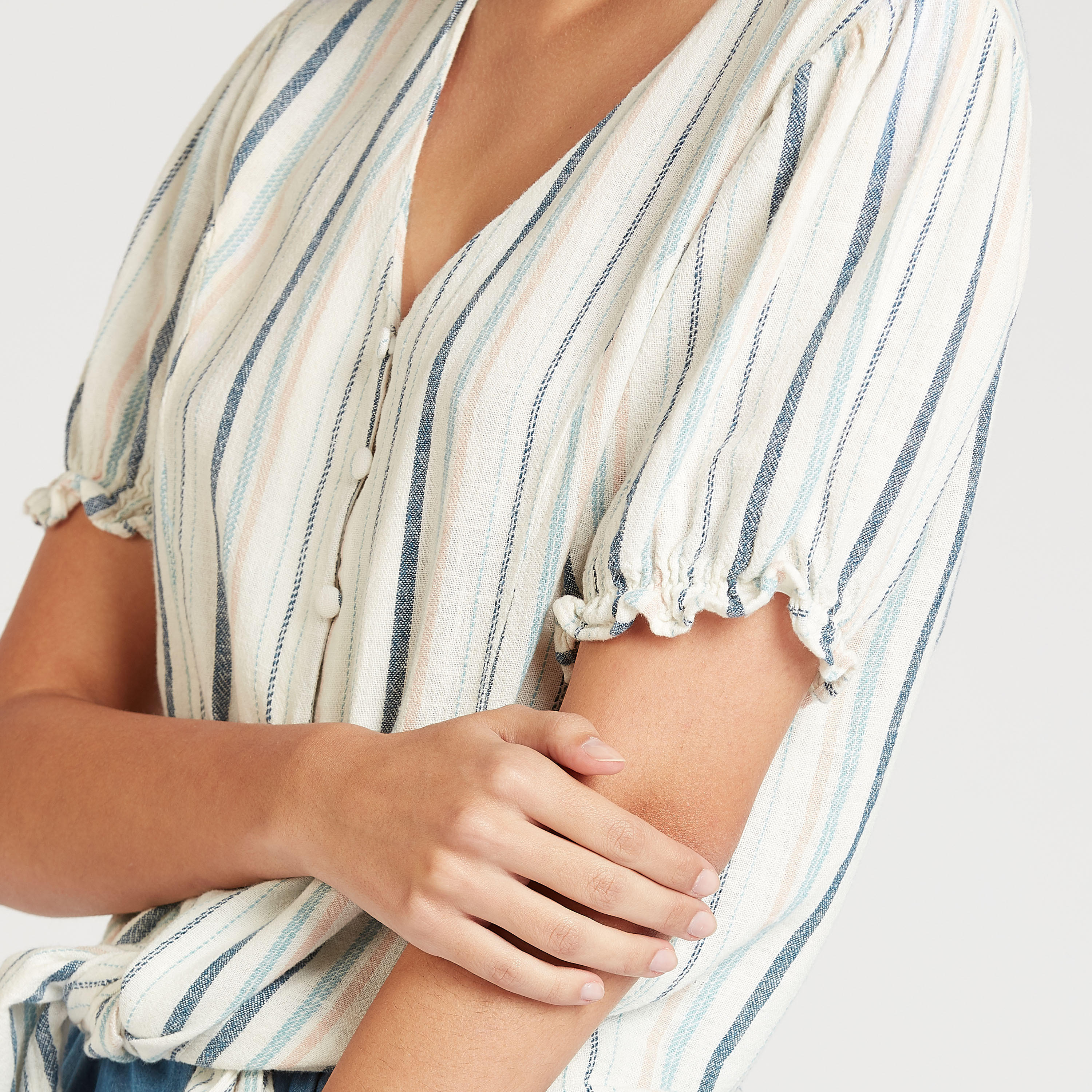 بلوزة مخططة بأكمام قصيرة وتفاصيل عقدة من لي كوبر-women-clothing-shirtsandblouses-blouses-image-3