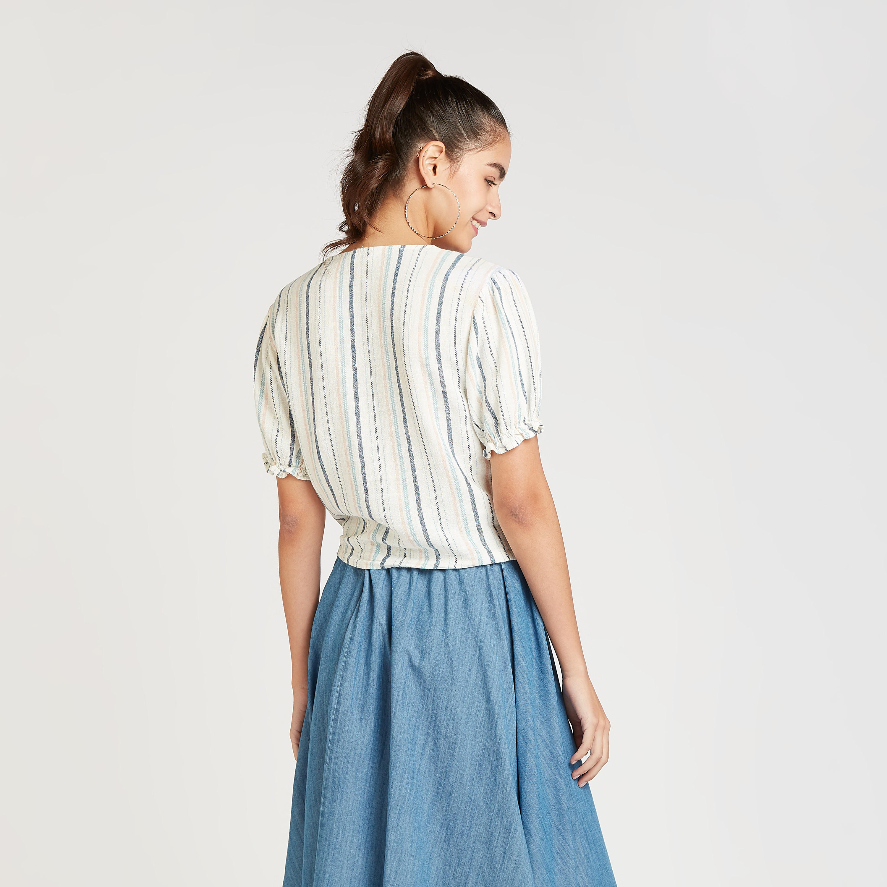 بلوزة مخططة بأكمام قصيرة وتفاصيل عقدة من لي كوبر-women-clothing-shirtsandblouses-blouses-image-4