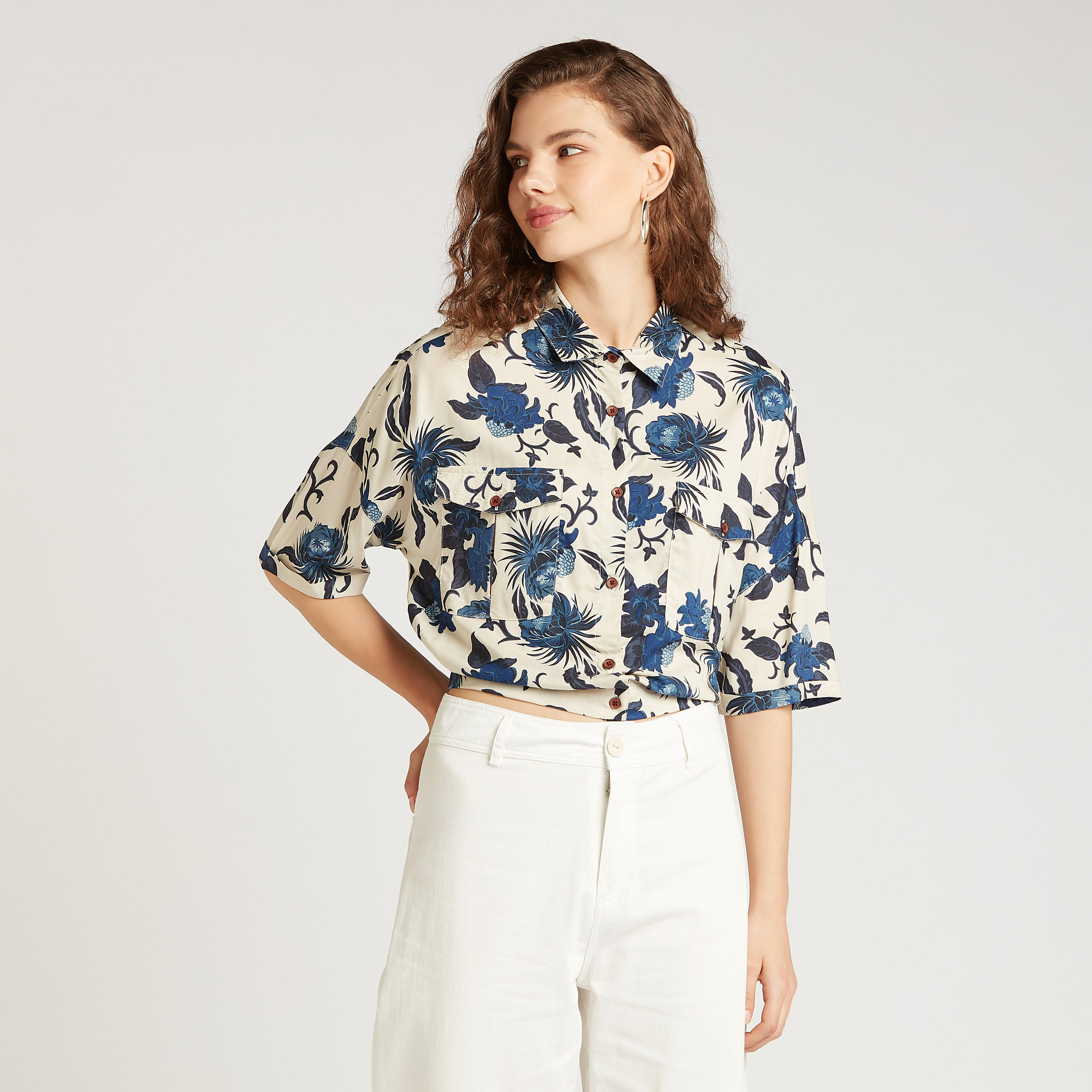 قميص قصير بطبعات زهور وجيوب بطيّة من لي كوبر-women-clothing-shirtsandblouses-shirts-image-1