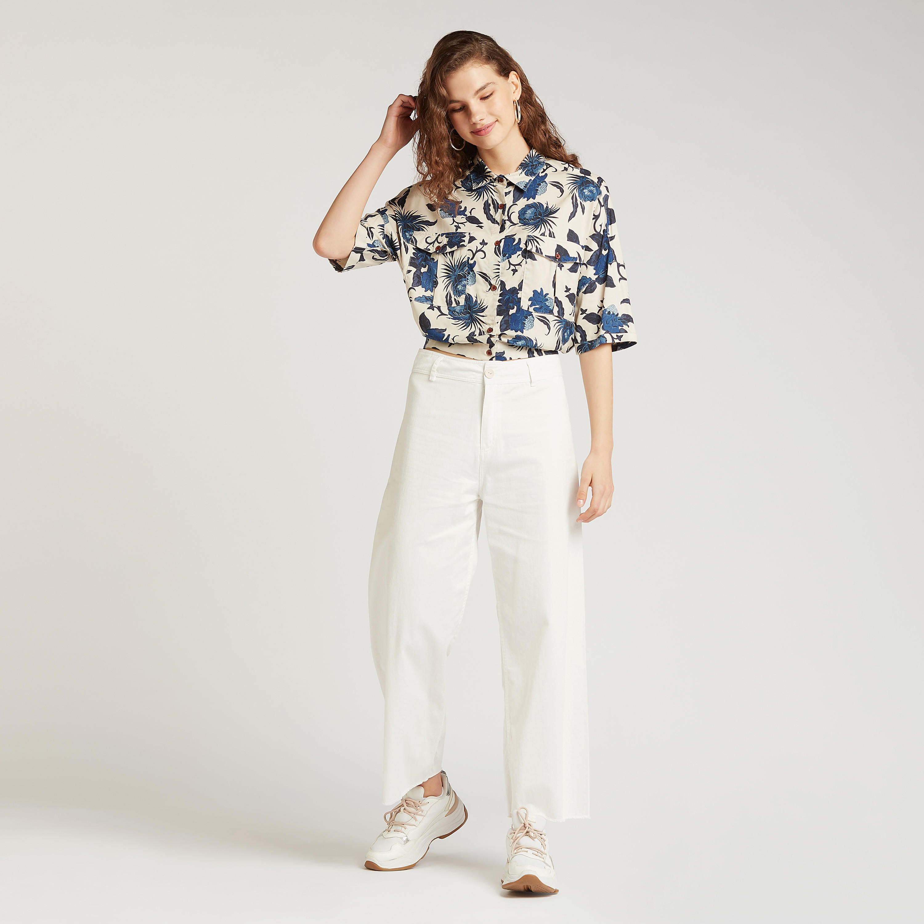 قميص قصير بطبعات زهور وجيوب بطيّة من لي كوبر-women-clothing-shirtsandblouses-shirts-image-2