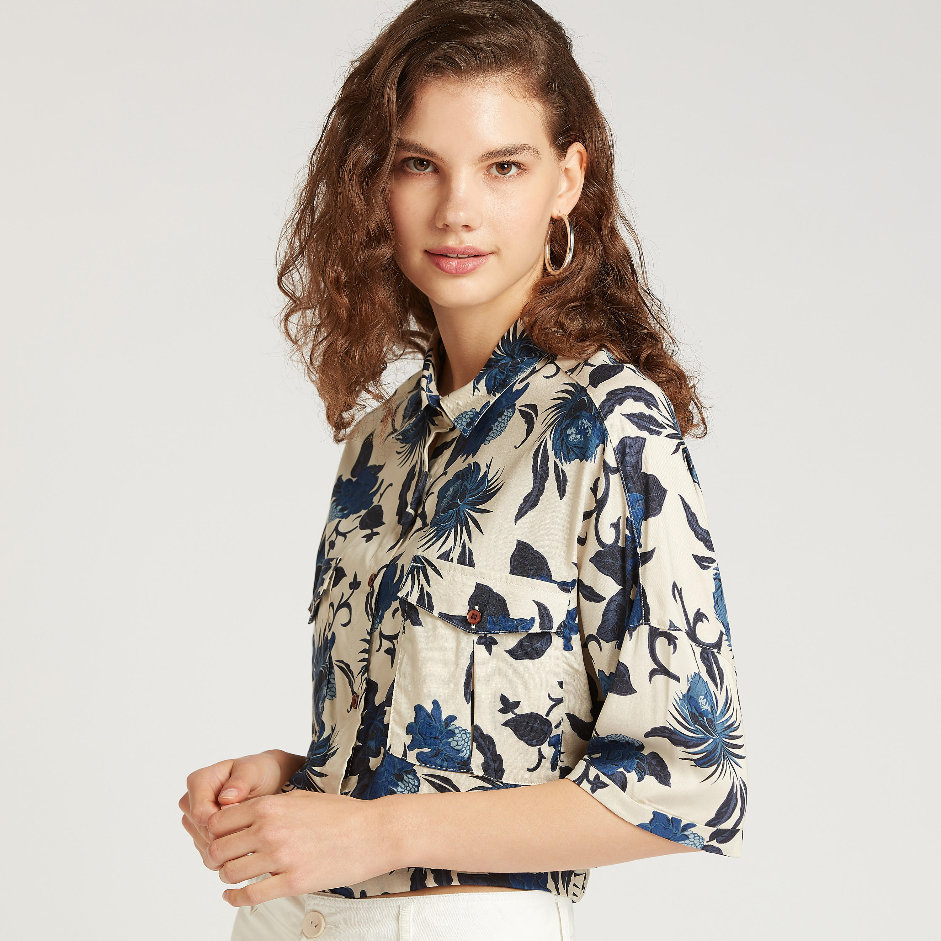 قميص قصير بطبعات زهور وجيوب بطيّة من لي كوبر-women-clothing-shirtsandblouses-shirts-image-3