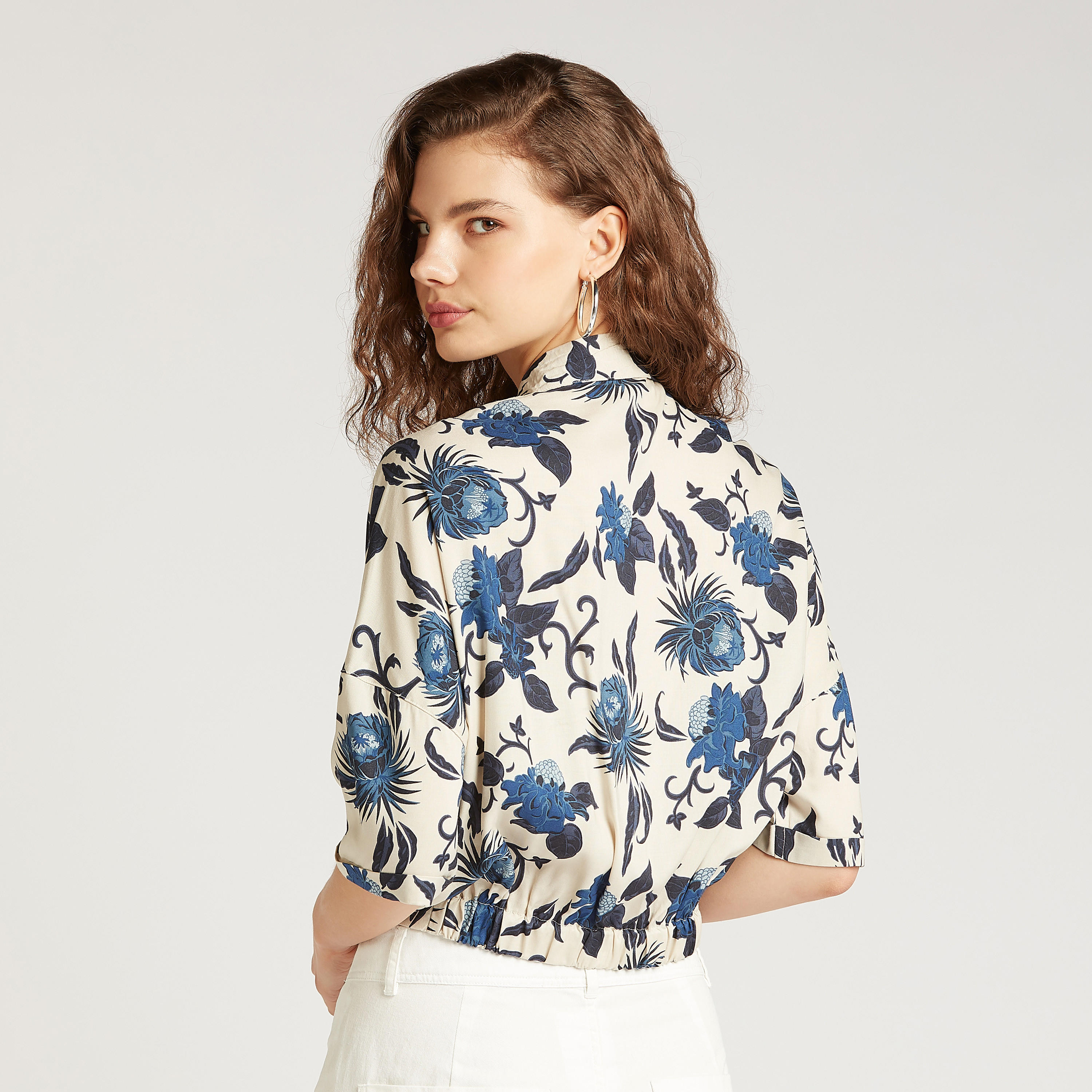 قميص قصير بطبعات زهور وجيوب بطيّة من لي كوبر-women-clothing-shirtsandblouses-shirts-image-4