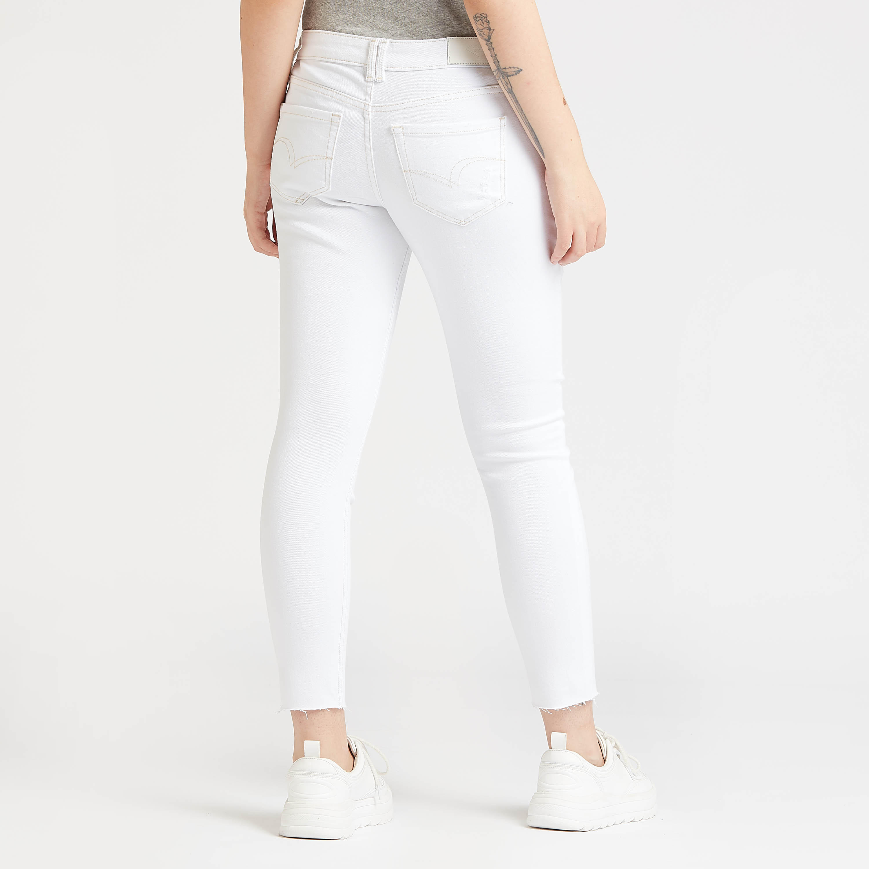 بنطلون جينز سكيني سادة بخصر متوسّط الإرتفاع وجيوب وعراوي من لي كوبر-women-clothing-bottoms-jeans-image-4