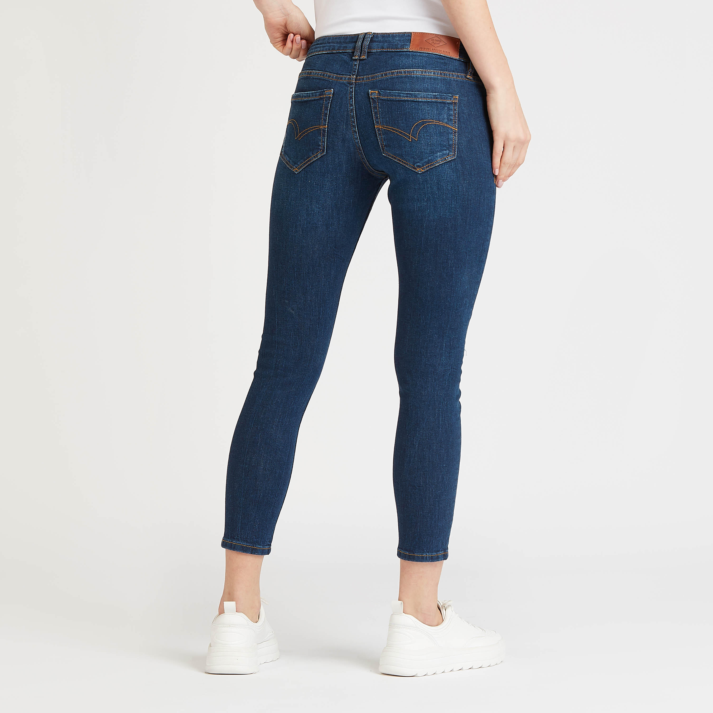 بنطلون جينز سكيني ممزّق بخصر متوسط الارتفاع وتفاصيل جيوب من لي كوبر-women-clothing-bottoms-jeans-image-4