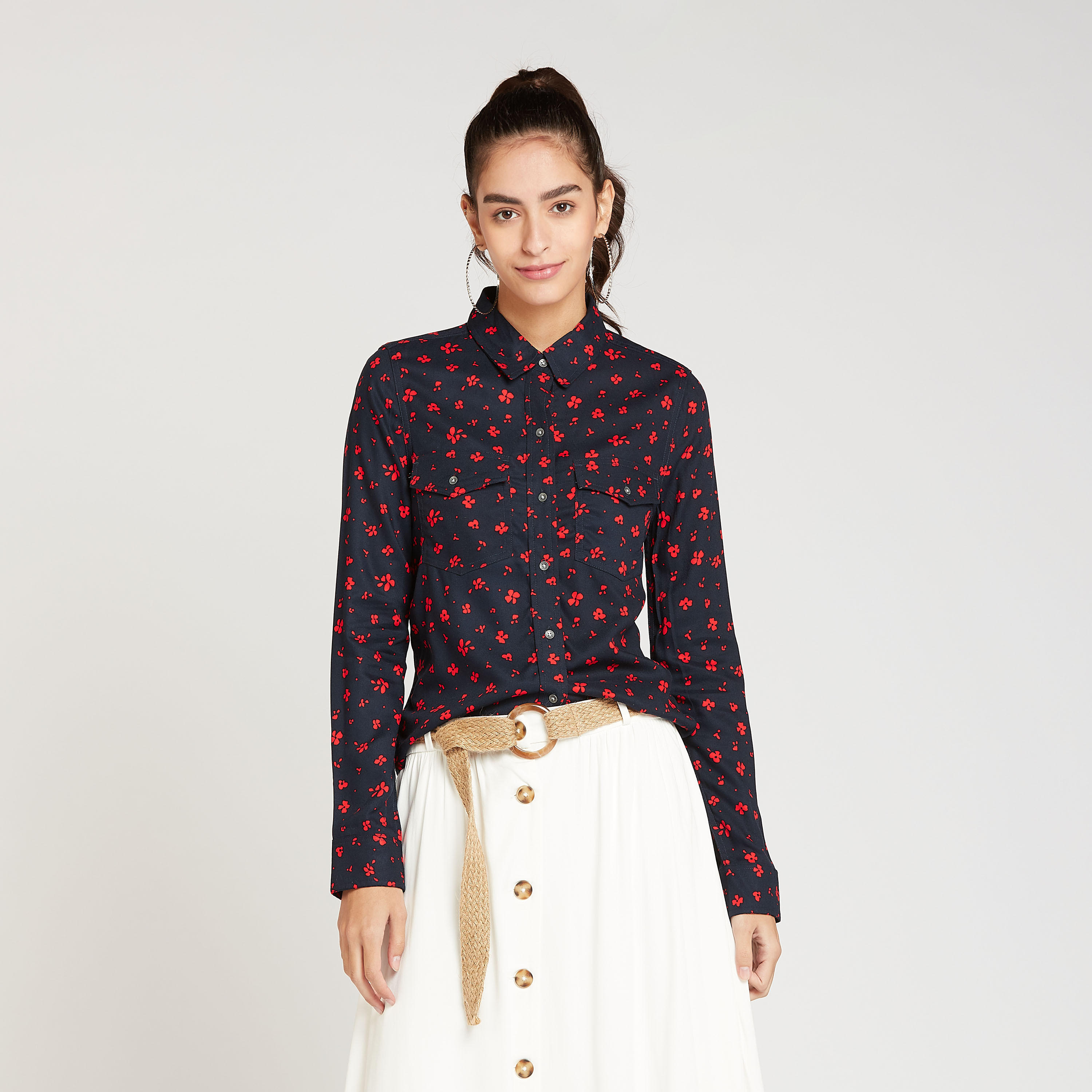 قميص بياقة عادية وأكمام طويلة وطبعات أزهار من لي كوبر-women-clothing-shirtsandblouses-shirts-image-1