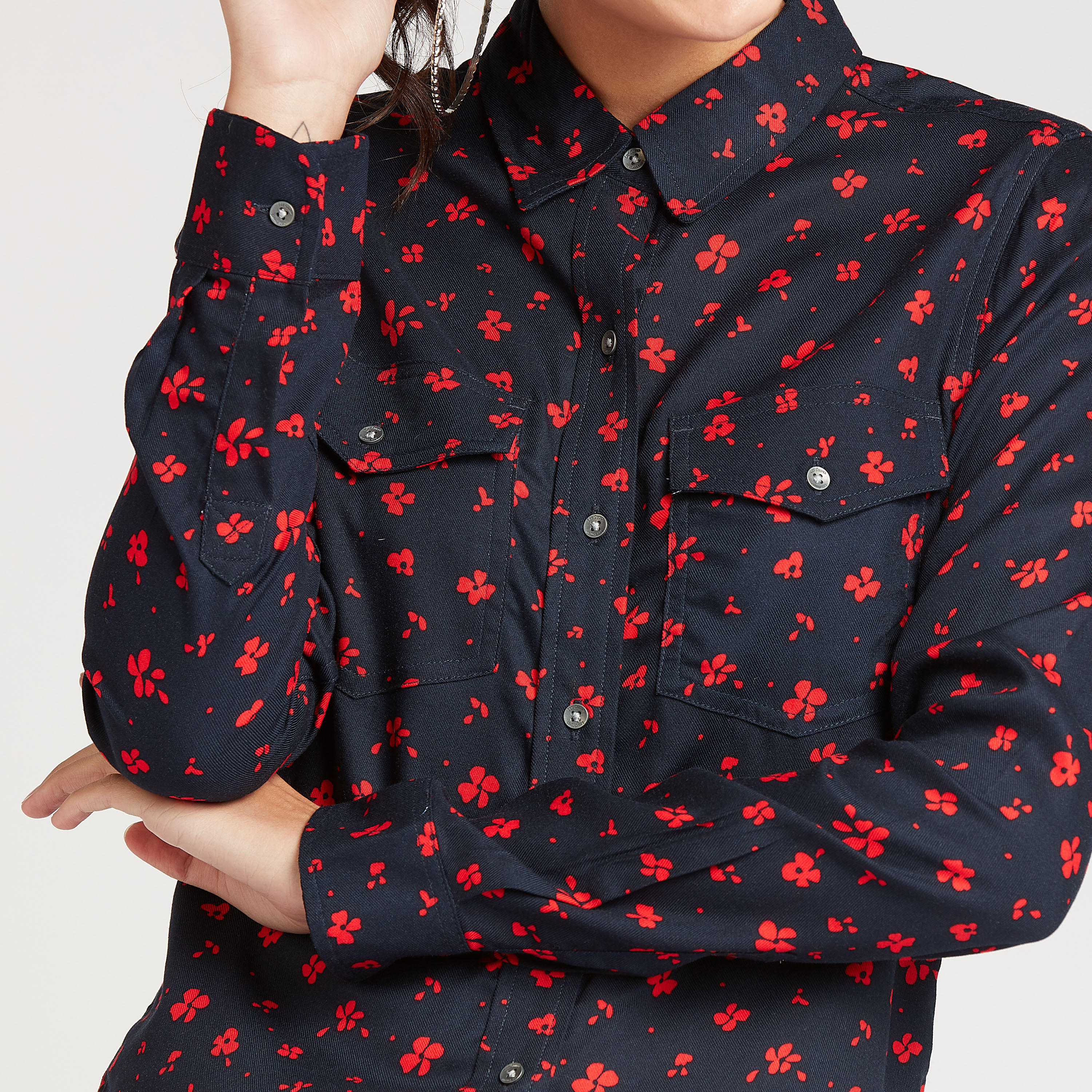 قميص بياقة عادية وأكمام طويلة وطبعات أزهار من لي كوبر-women-clothing-shirtsandblouses-shirts-image-3