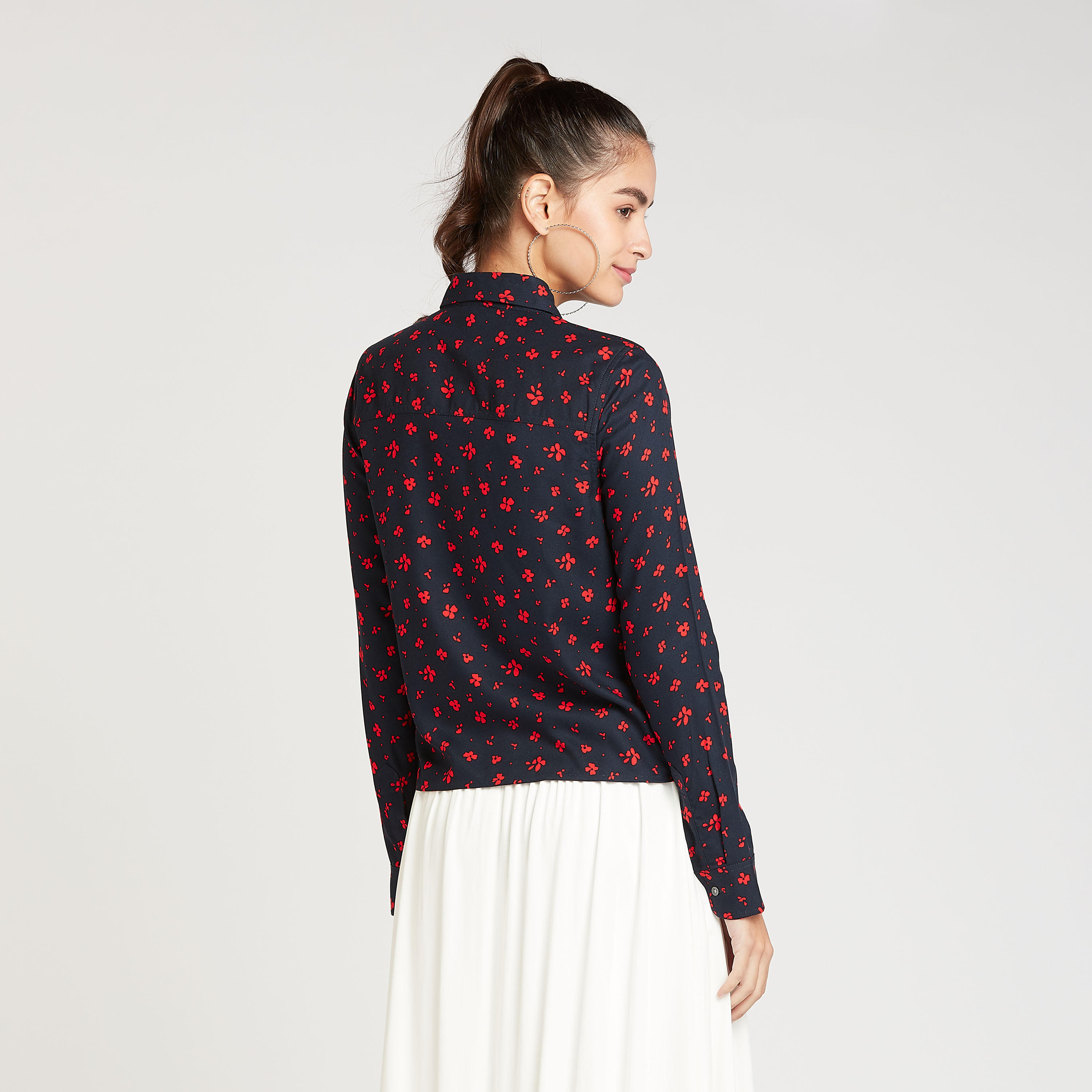قميص بياقة عادية وأكمام طويلة وطبعات أزهار من لي كوبر-women-clothing-shirtsandblouses-shirts-image-4