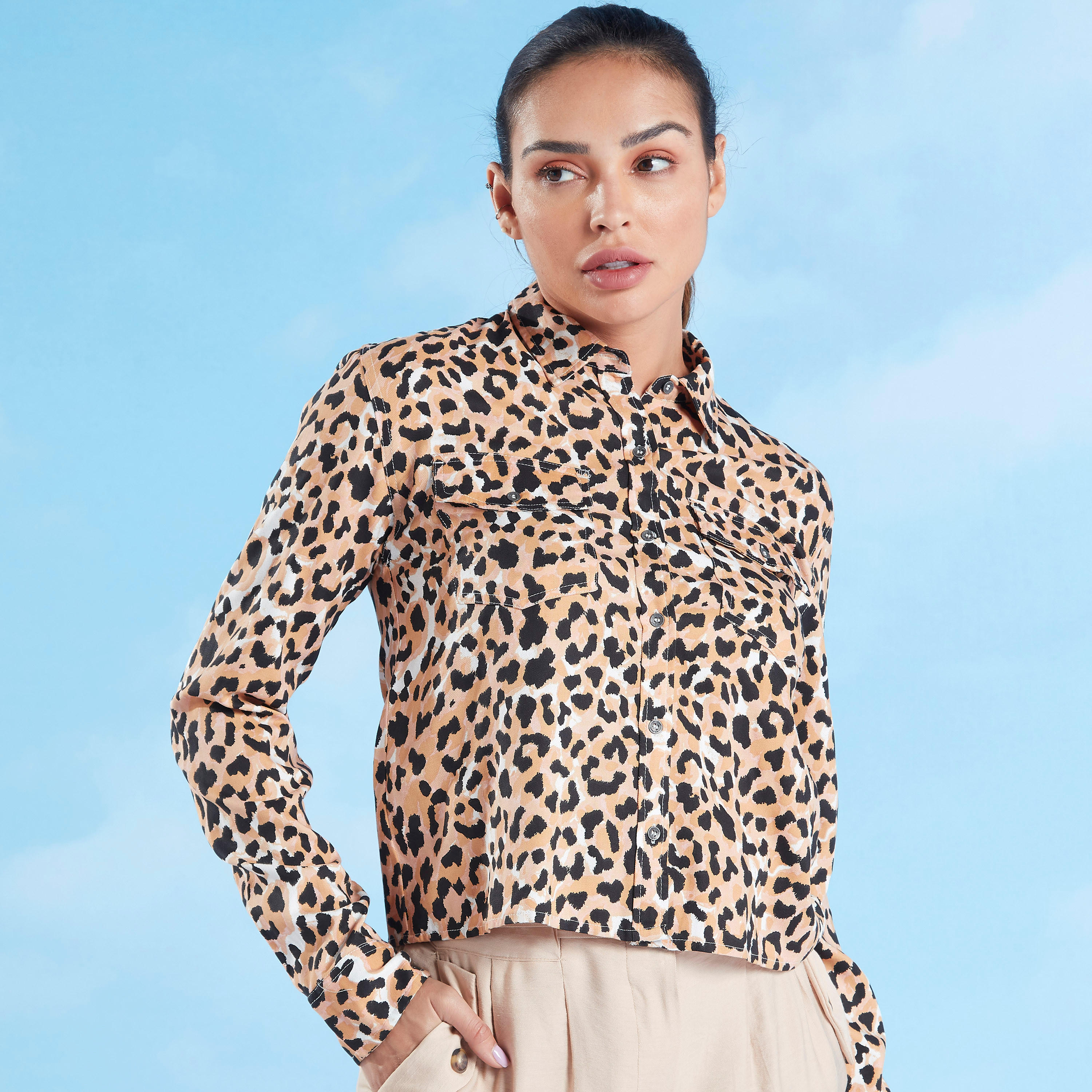 قميص بأكمام طويلة وجيوب بطيّة وطبعات حيوانات من لي كوبر-women-clothing-shirtsandblouses-shirts-image-1