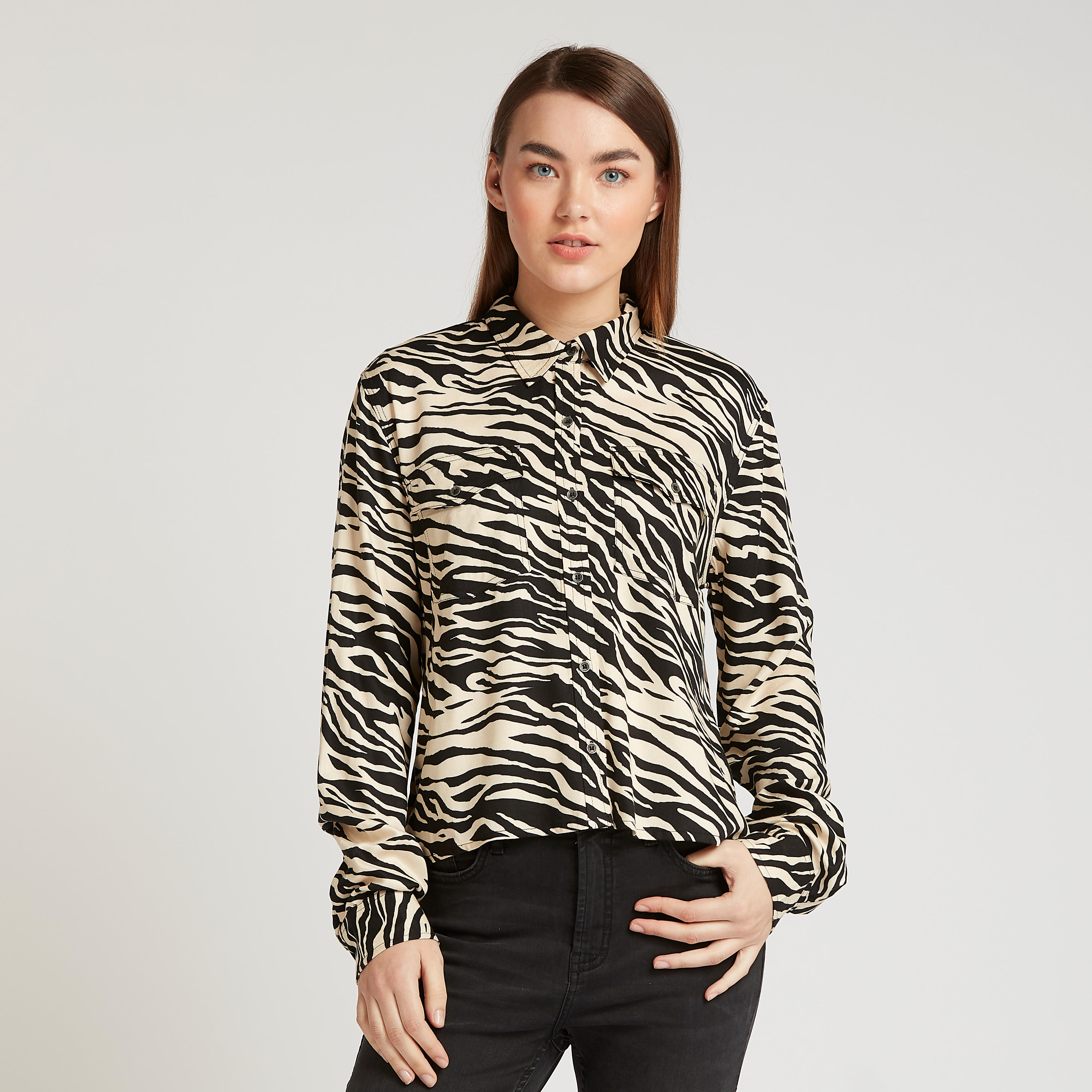 قميص بأكمام طويلة وجيوب بطيّة وطبعات حيوانات من لي كوبر-women-clothing-shirtsandblouses-shirts-image-1