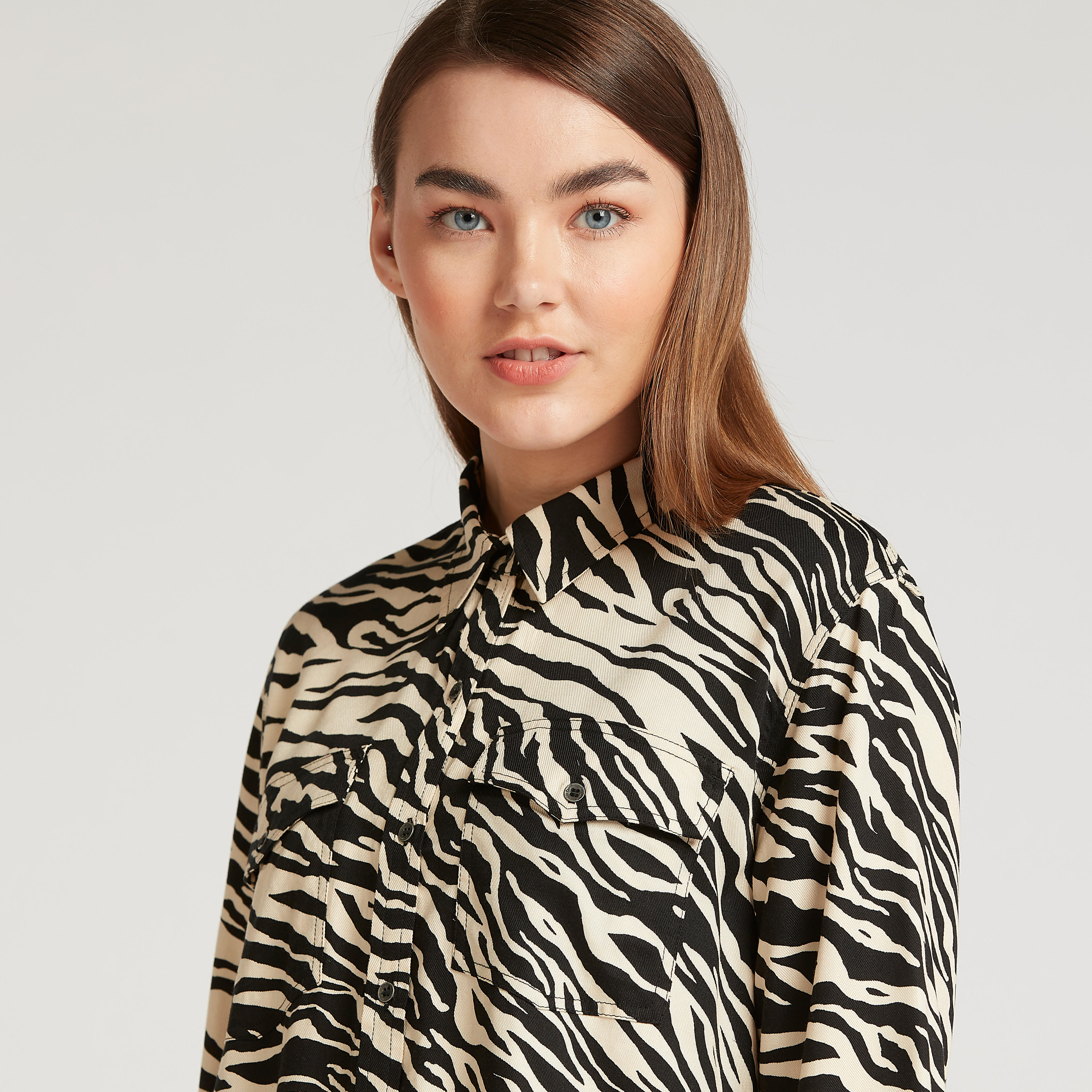 قميص بأكمام طويلة وجيوب بطيّة وطبعات حيوانات من لي كوبر-women-clothing-shirtsandblouses-shirts-image-3