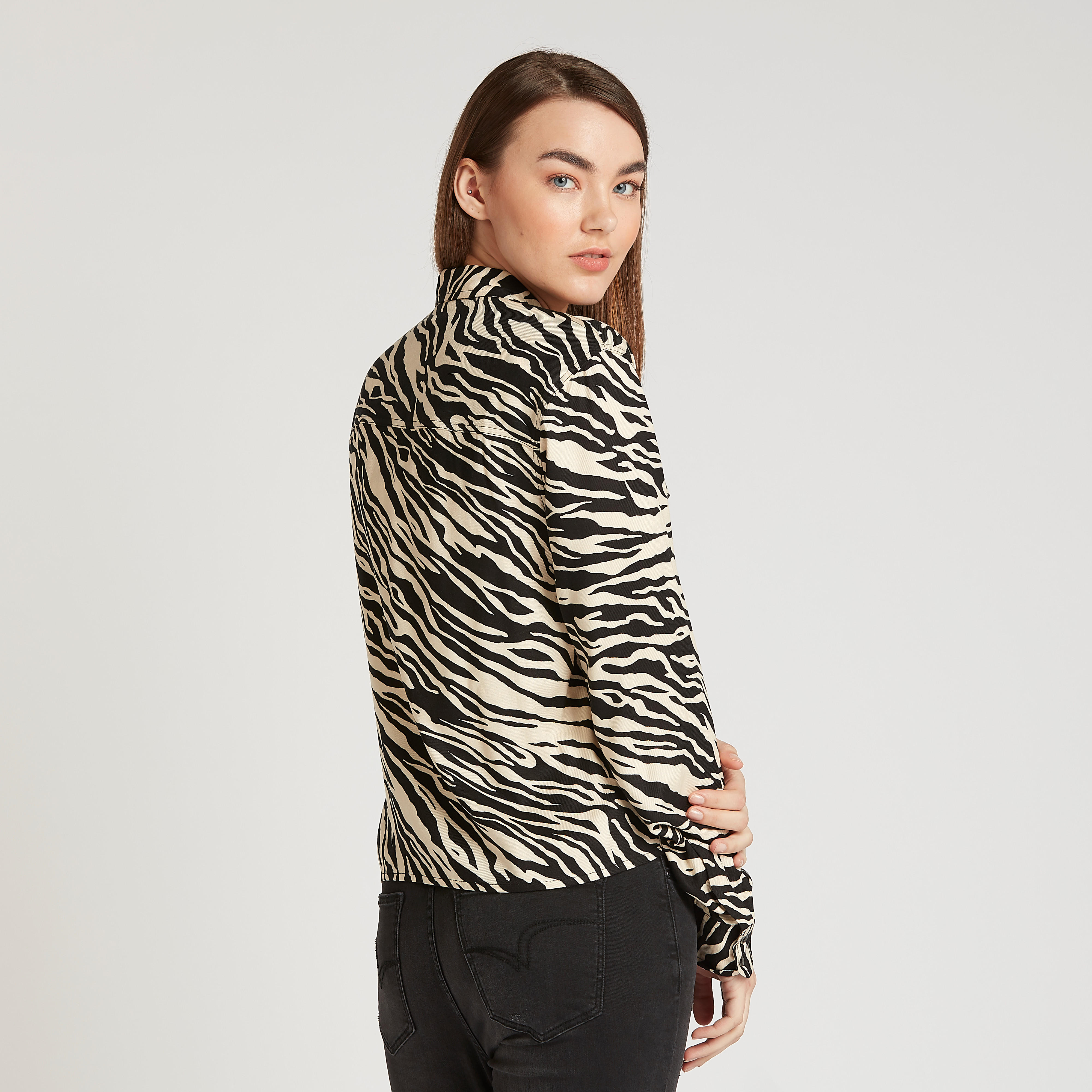 قميص بأكمام طويلة وجيوب بطيّة وطبعات حيوانات من لي كوبر-women-clothing-shirtsandblouses-shirts-image-4