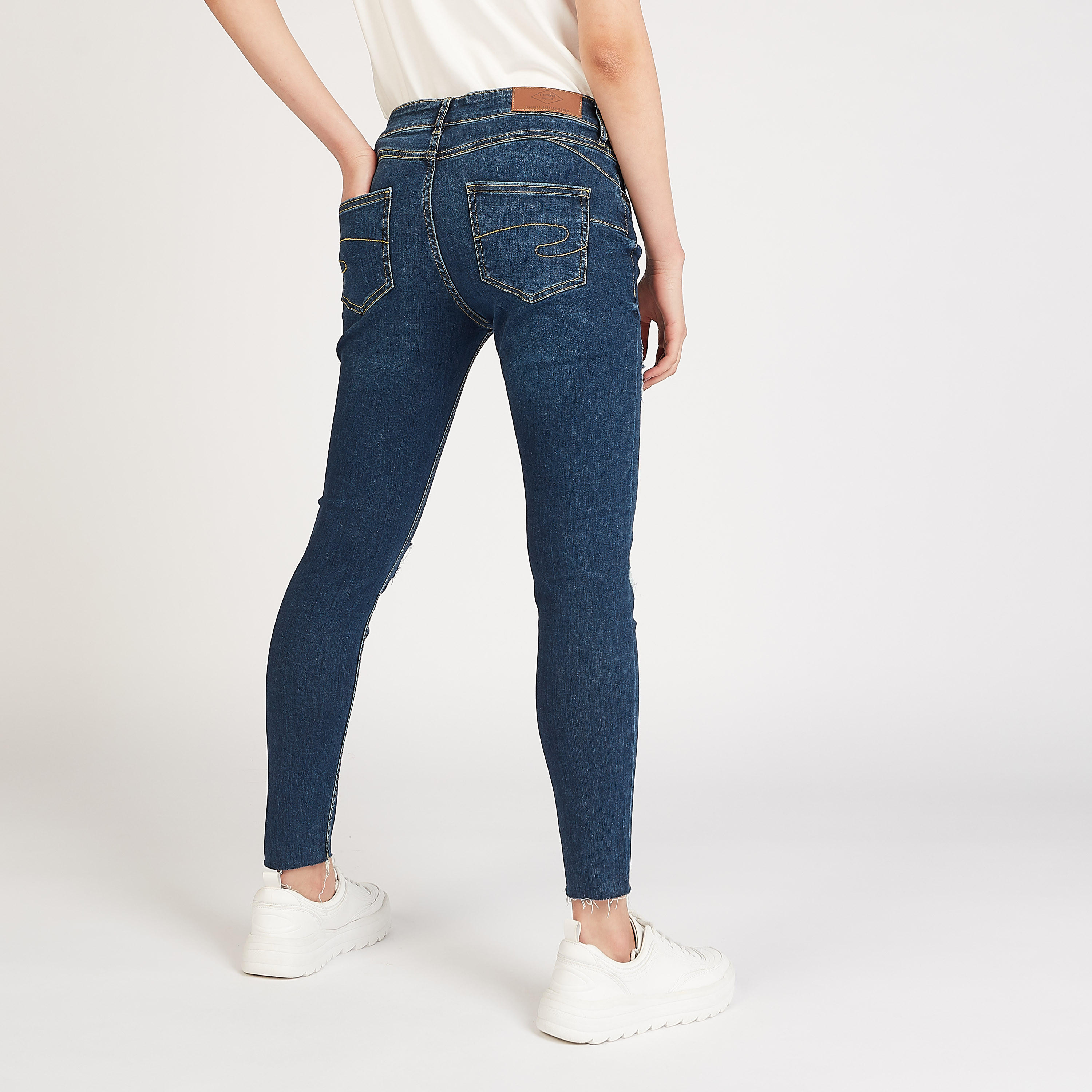 بنطلون جينز ممزق بجيوب وحلقات للحزام من لي كوبر-women-clothing-bottoms-jeans-image-4