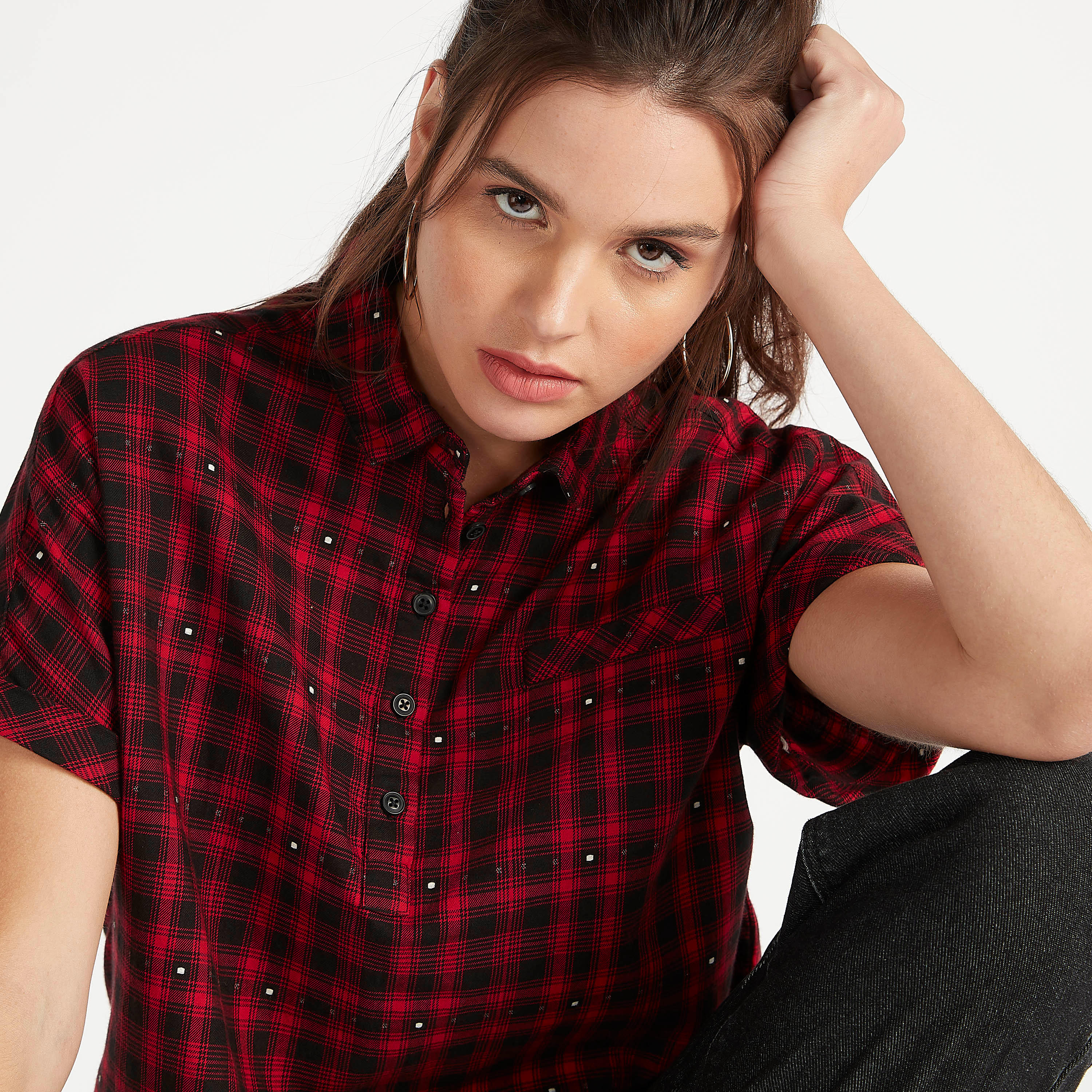 بلوزة كاروهات بأكمام قصيرة وياقة عادية من لي كوبر-women-clothing-shirtsandblouses-blouses-image-1