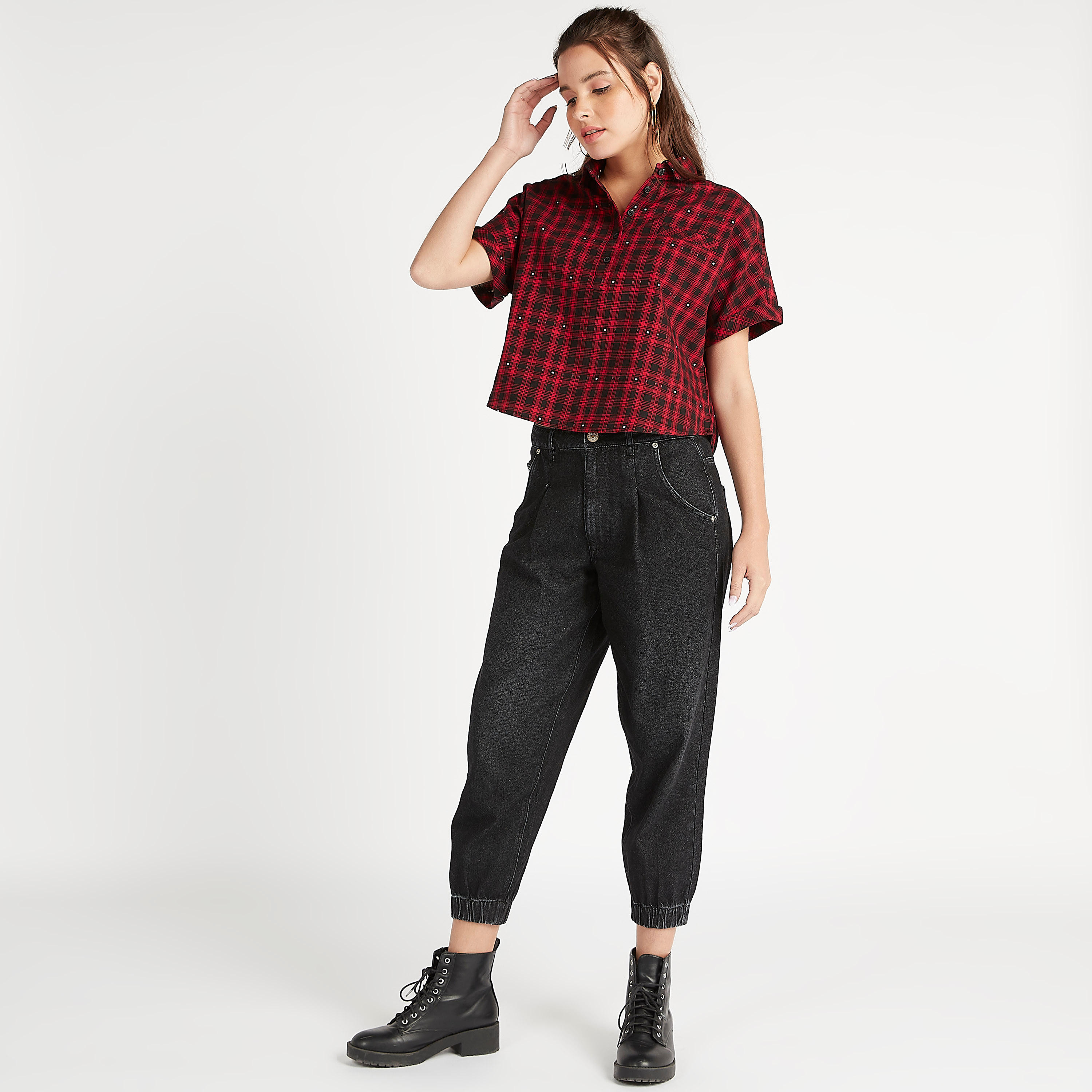 بلوزة كاروهات بأكمام قصيرة وياقة عادية من لي كوبر-women-clothing-shirtsandblouses-blouses-image-2