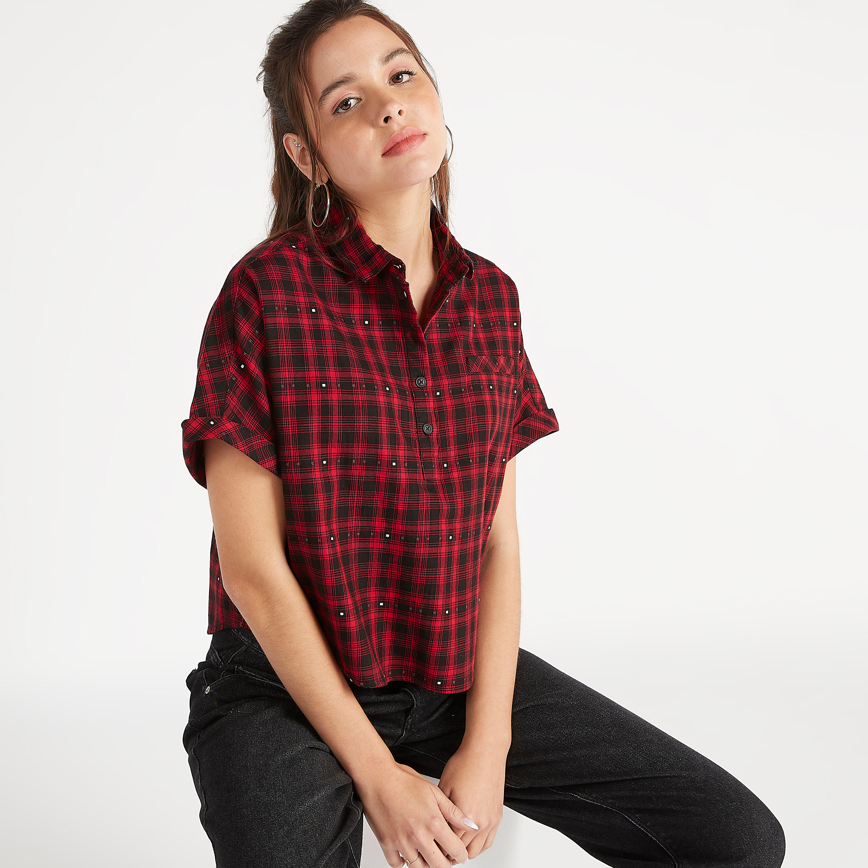 بلوزة كاروهات بأكمام قصيرة وياقة عادية من لي كوبر-women-clothing-shirtsandblouses-blouses-image-3