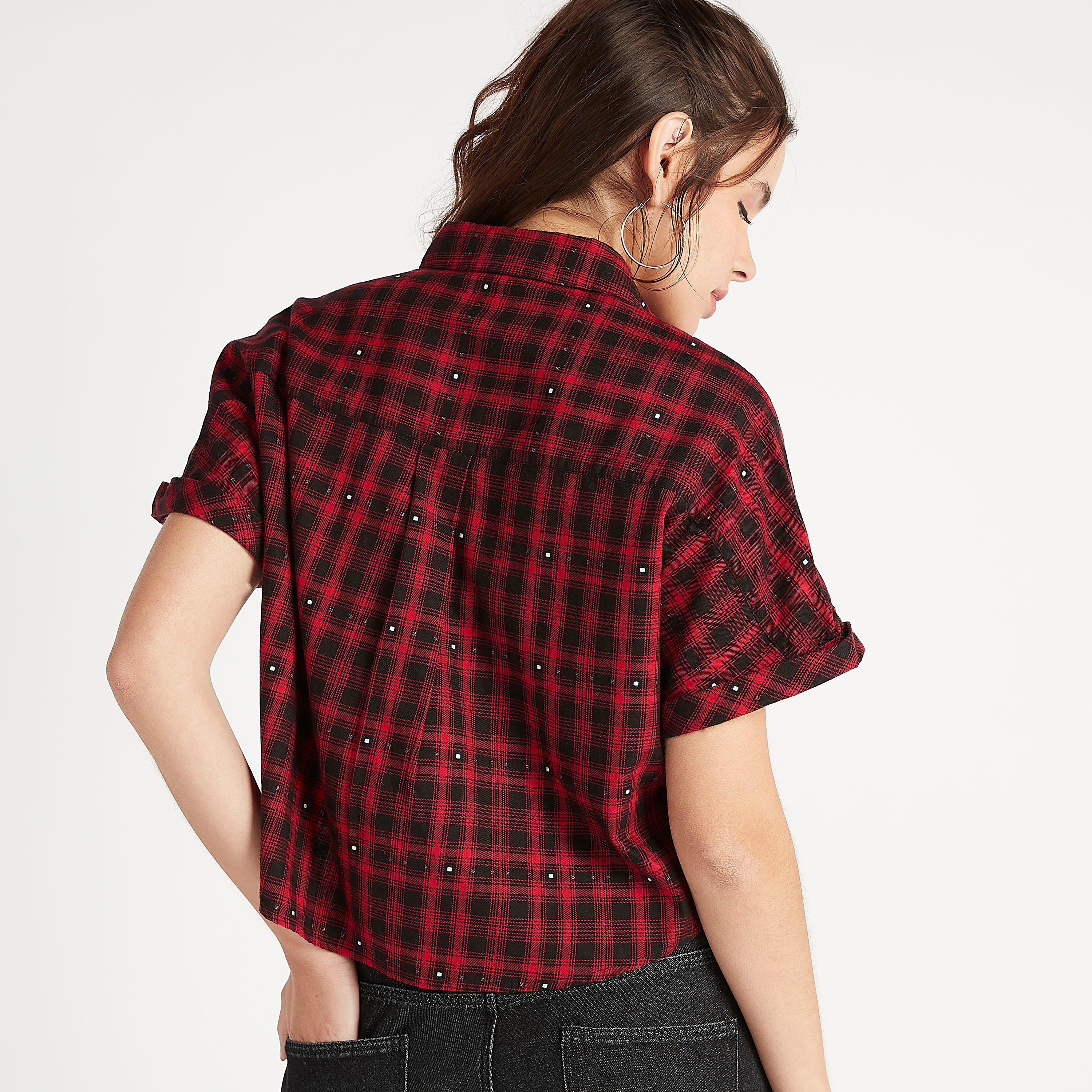 بلوزة كاروهات بأكمام قصيرة وياقة عادية من لي كوبر-women-clothing-shirtsandblouses-blouses-image-4