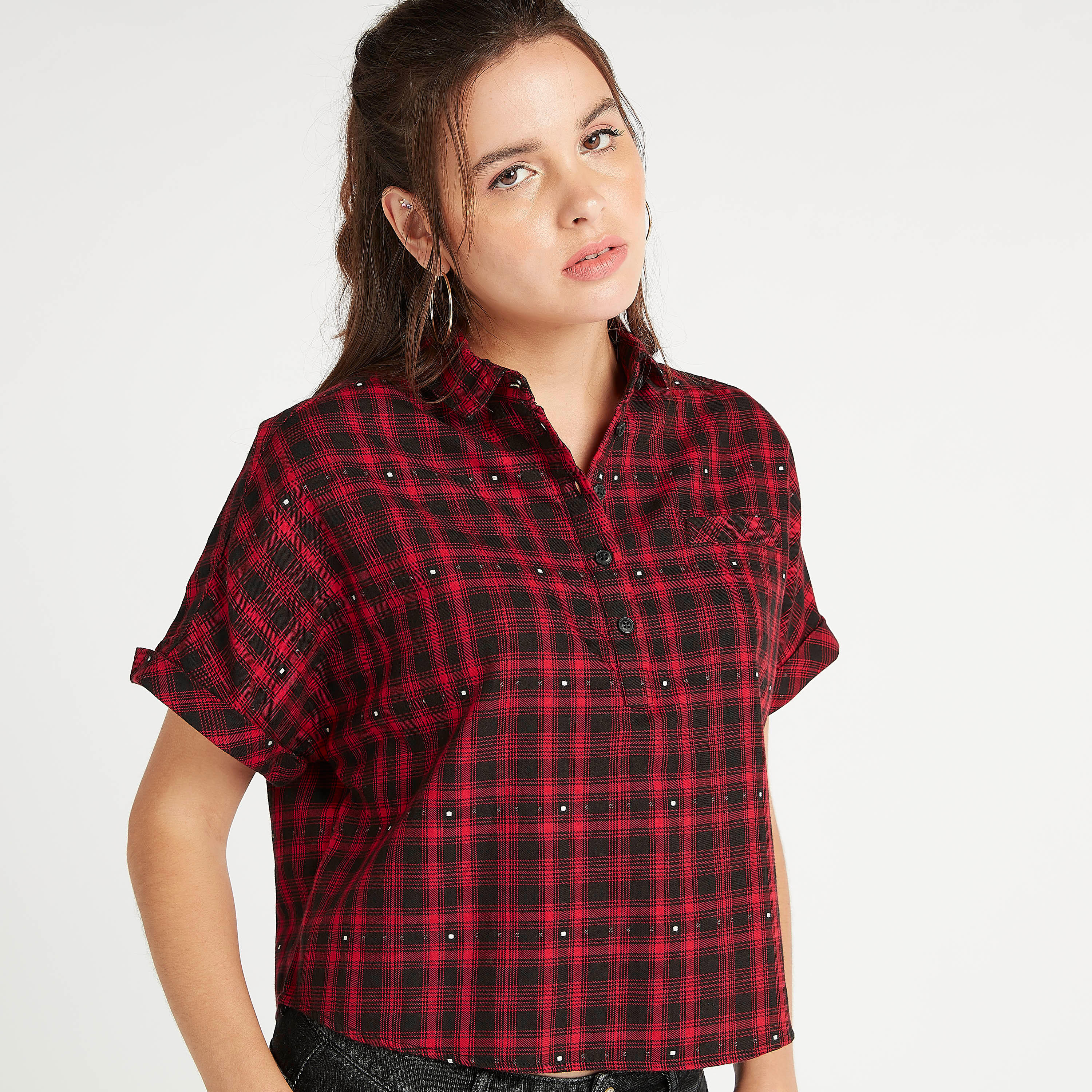 بلوزة كاروهات بأكمام قصيرة وياقة عادية من لي كوبر-women-clothing-shirtsandblouses-blouses-image-6