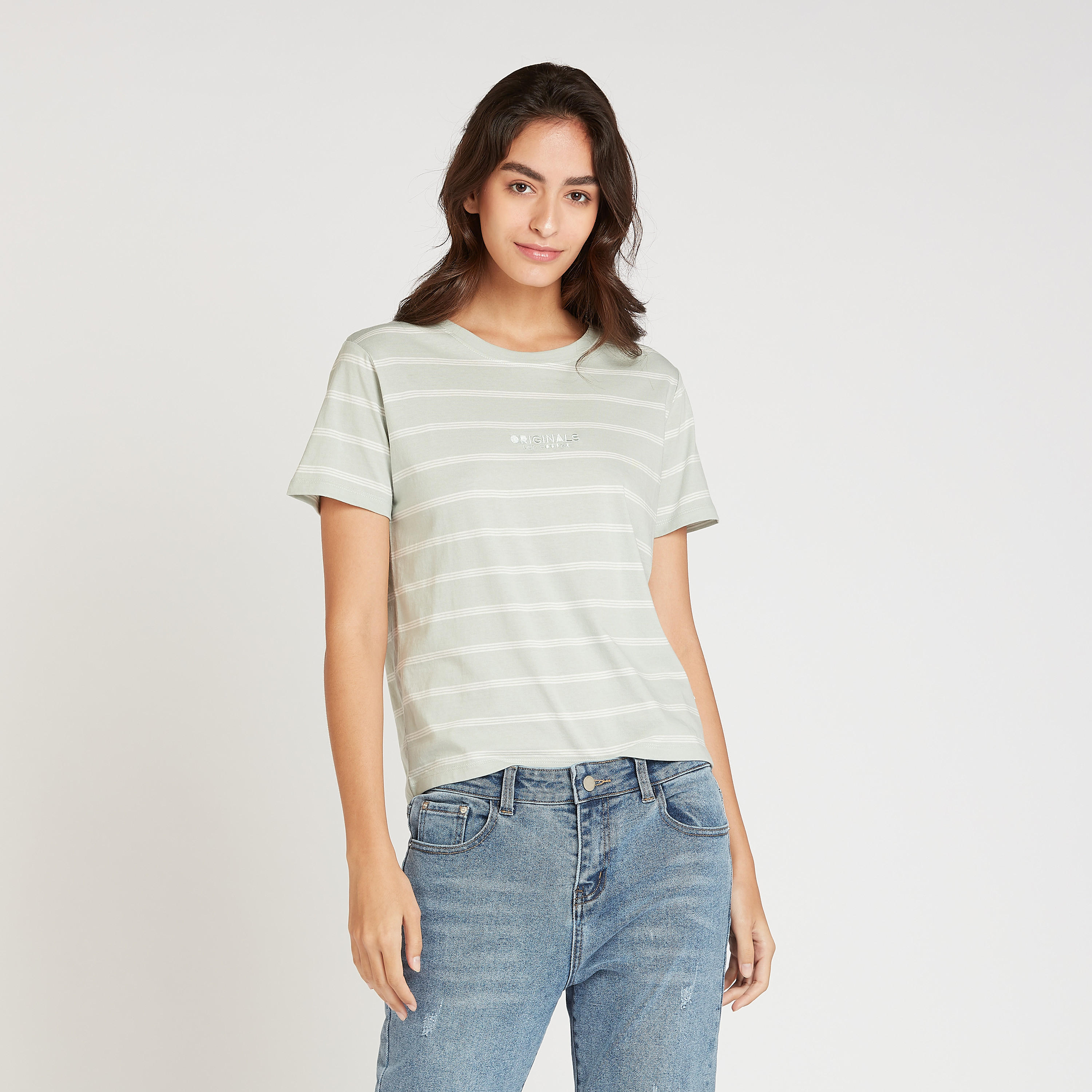 تيشيرت مقلّم بياقة ضيّقة وأكمام قصيرة من لي كوبر-women-clothing-tshirts-image-1