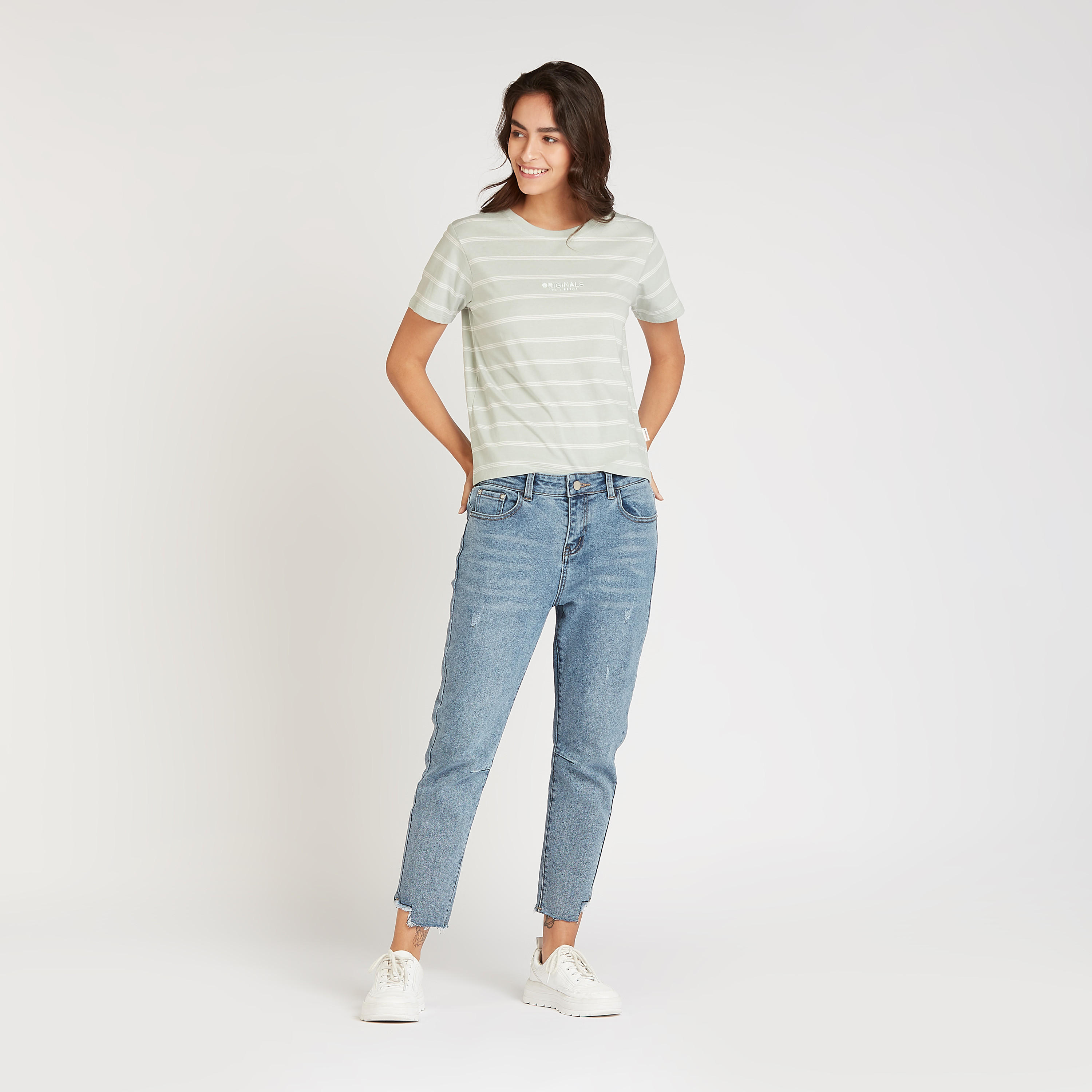 تيشيرت مقلّم بياقة ضيّقة وأكمام قصيرة من لي كوبر-women-clothing-tshirts-image-2