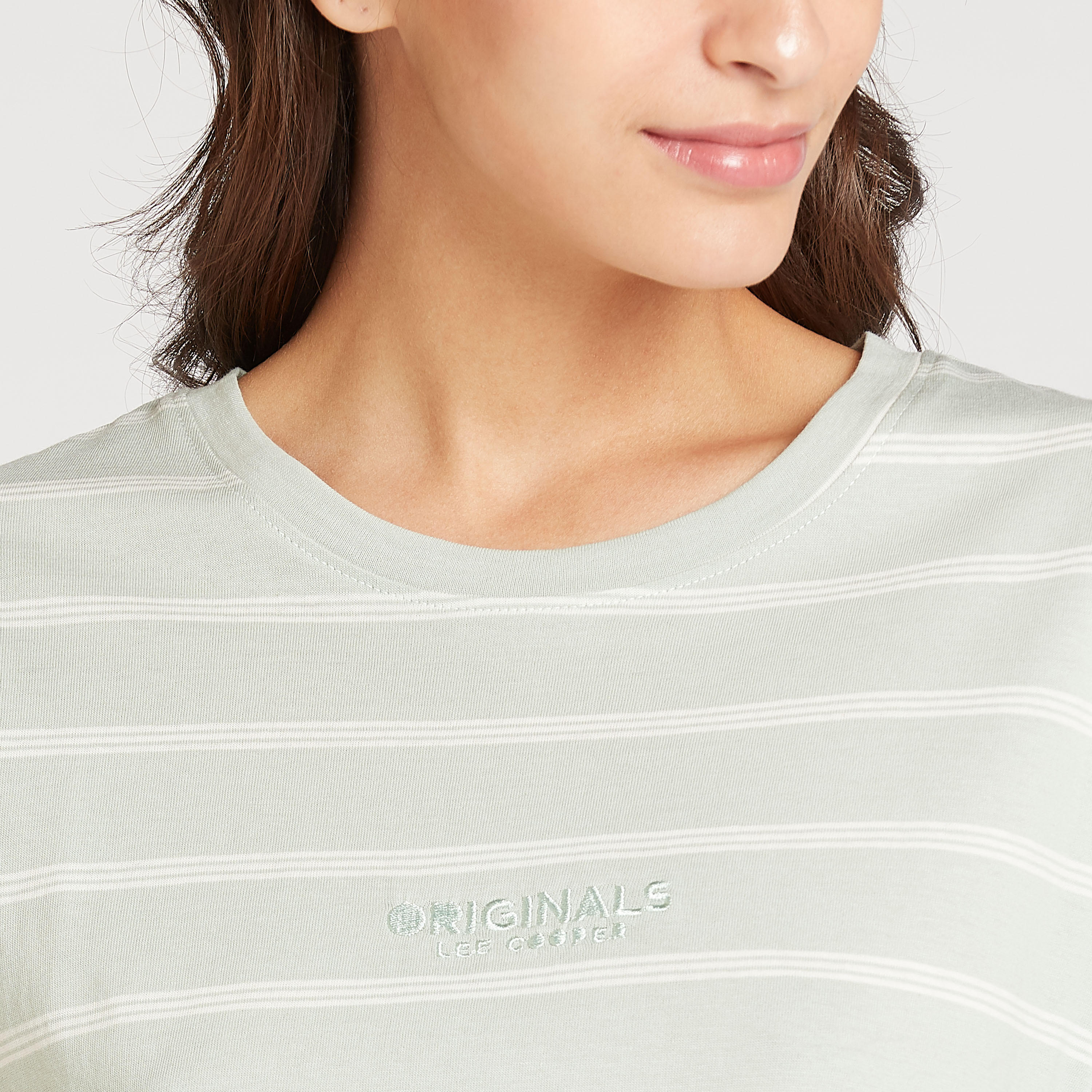 تيشيرت مقلّم بياقة ضيّقة وأكمام قصيرة من لي كوبر-women-clothing-tshirts-image-3