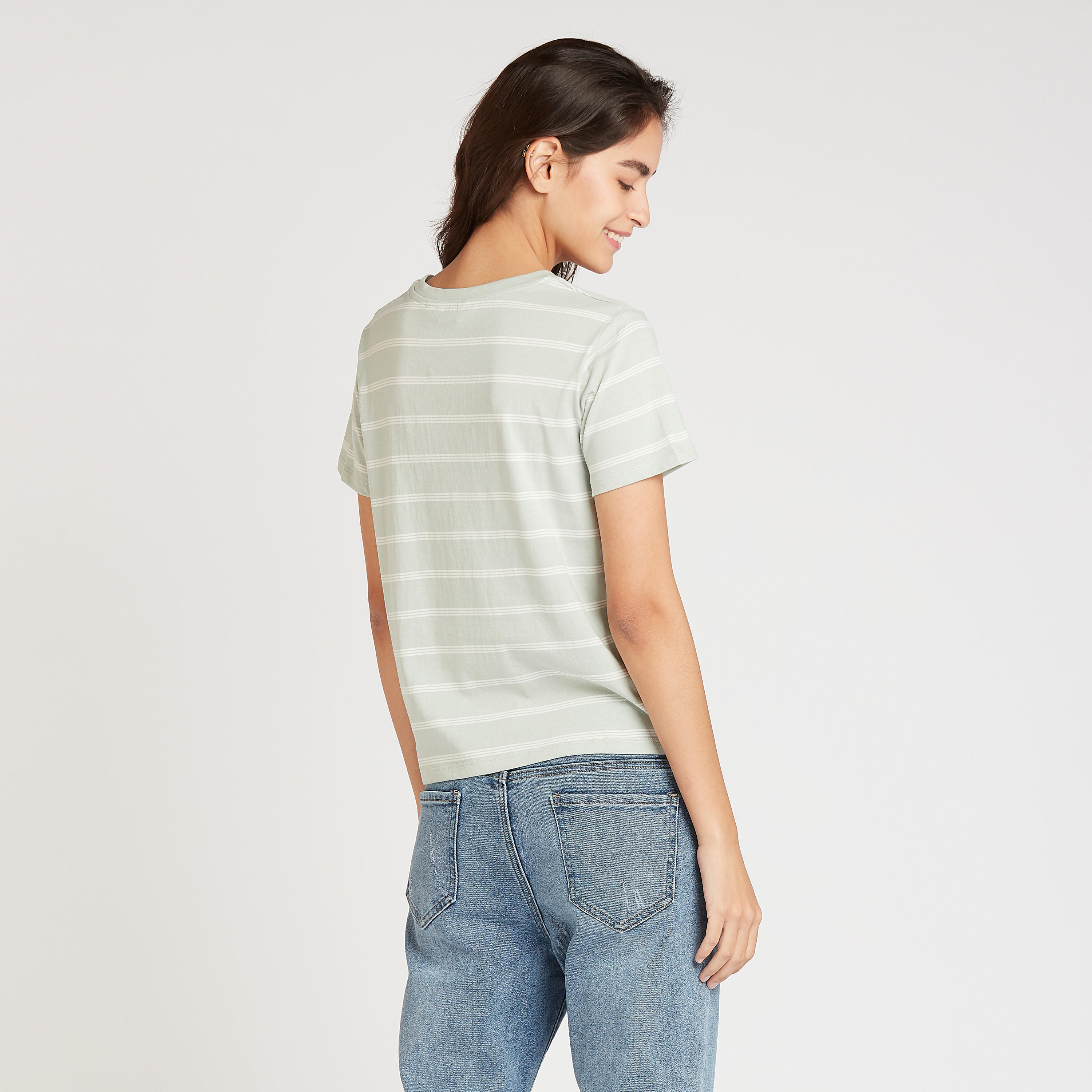 تيشيرت مقلّم بياقة ضيّقة وأكمام قصيرة من لي كوبر-women-clothing-tshirts-image-4