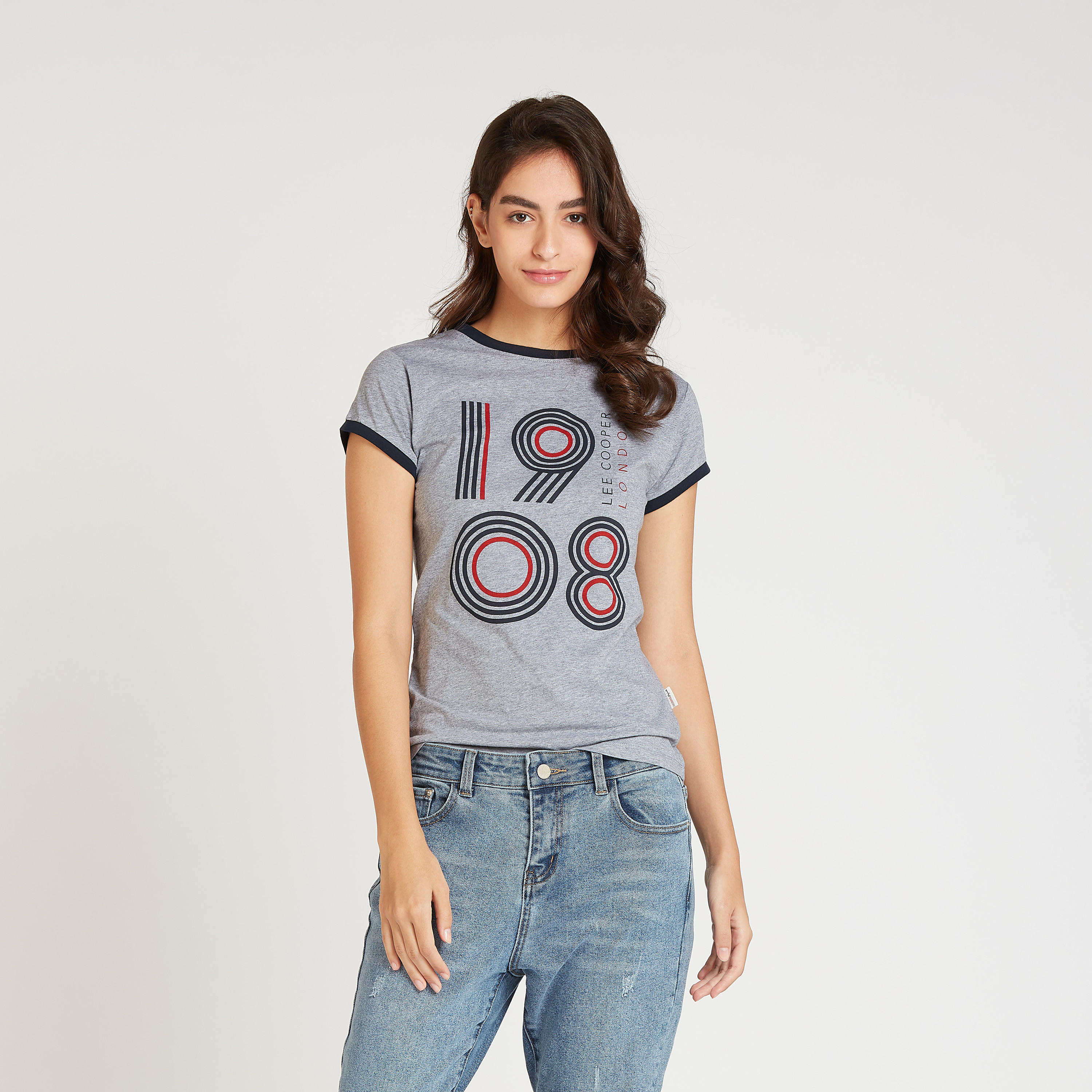 تيشيرت بياقة ضيقة وأكمام قصيرة وطبعات جرافيك من لي كوبر-women-clothing-tshirts-image-1