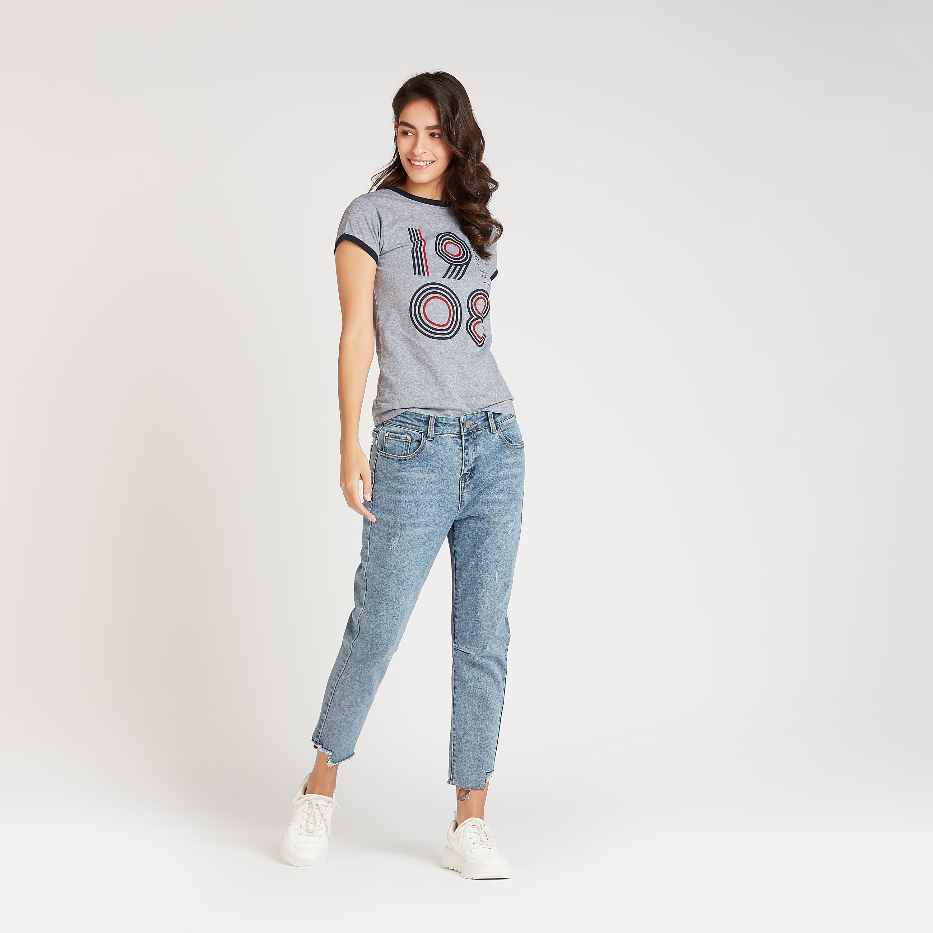 تيشيرت بياقة ضيقة وأكمام قصيرة وطبعات جرافيك من لي كوبر-women-clothing-tshirts-image-2
