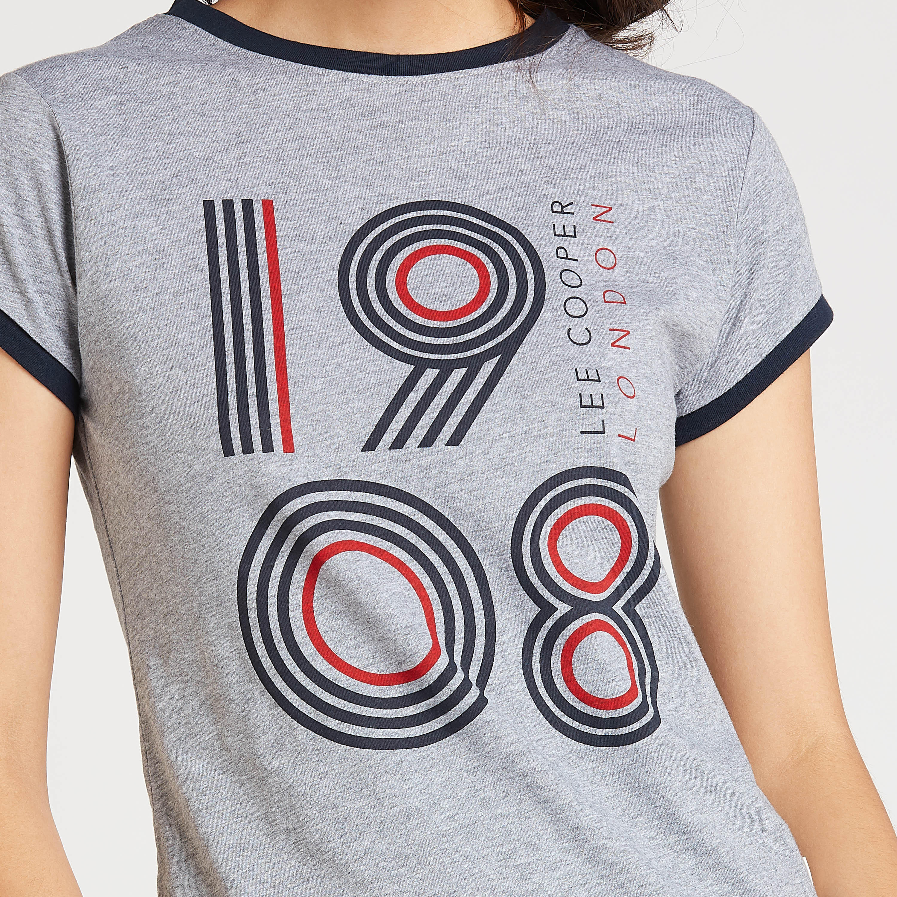 تيشيرت بياقة ضيقة وأكمام قصيرة وطبعات جرافيك من لي كوبر-women-clothing-tshirts-image-3