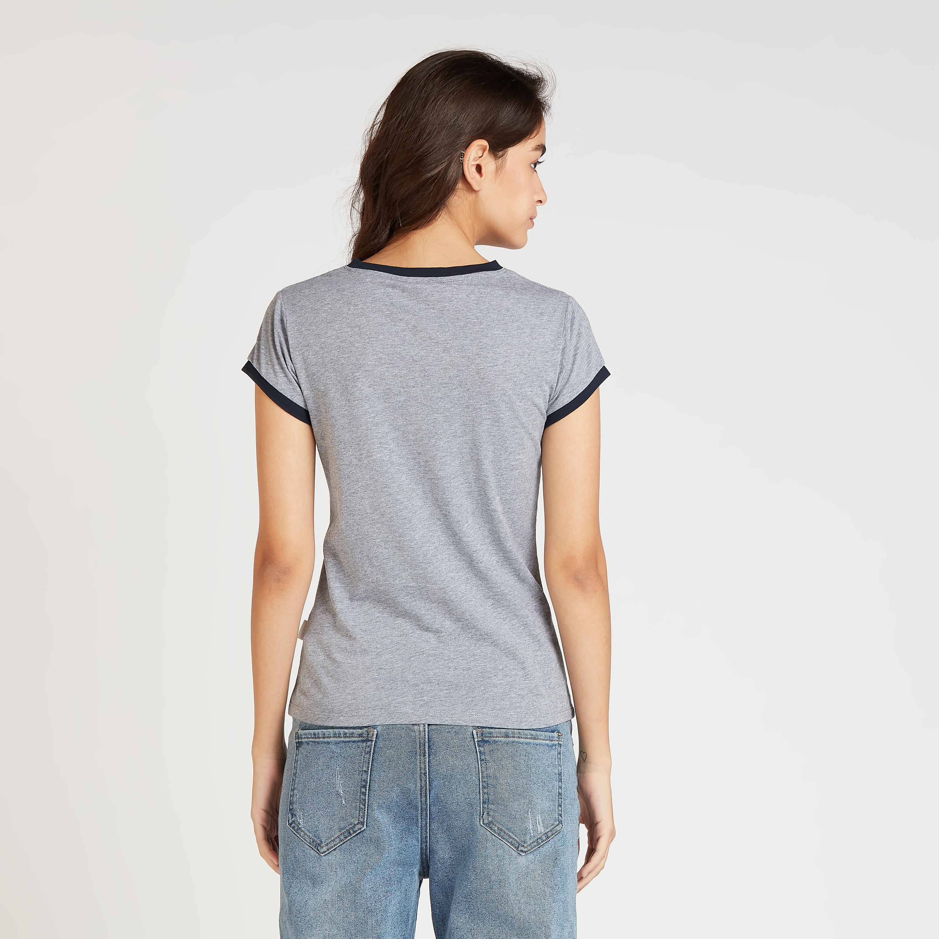 تيشيرت بياقة ضيقة وأكمام قصيرة وطبعات جرافيك من لي كوبر-women-clothing-tshirts-image-4