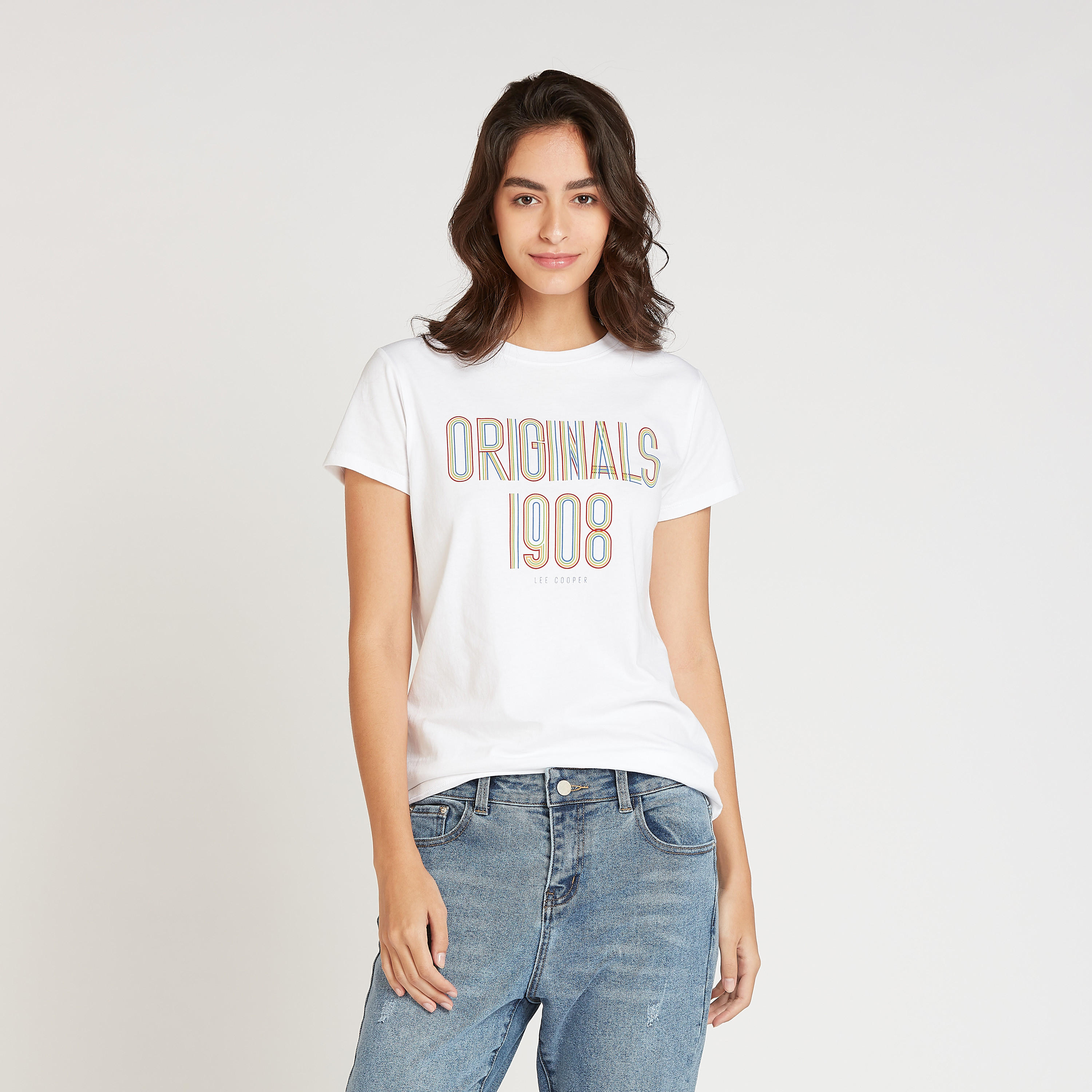 تيشيرت بياقة ضيقة وأكمام قصيرة وطبعات جرافيك من لي كوبر-women-clothing-tshirts-image-4