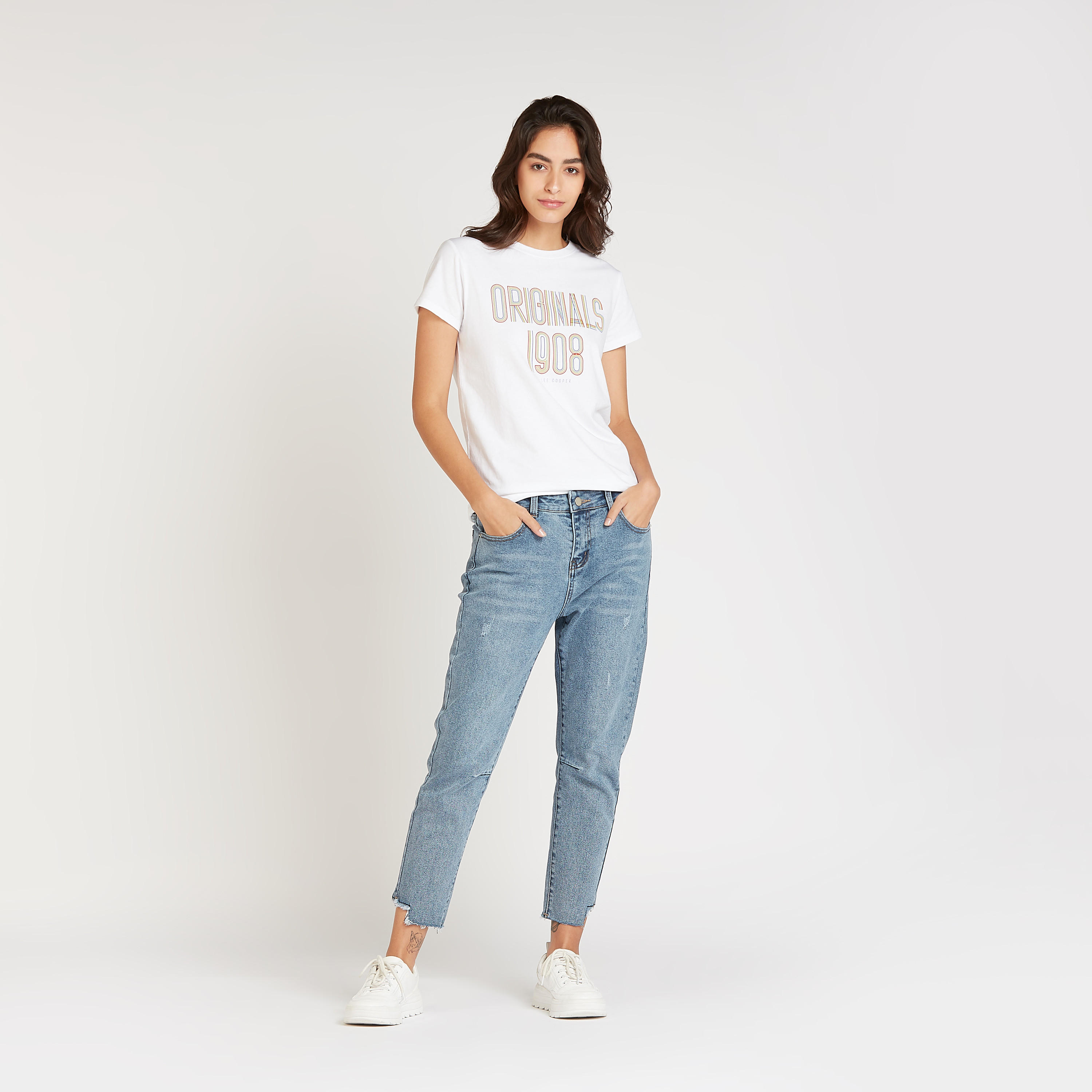 تيشيرت بياقة ضيقة وأكمام قصيرة وطبعات جرافيك من لي كوبر-women-clothing-tshirts-image-3