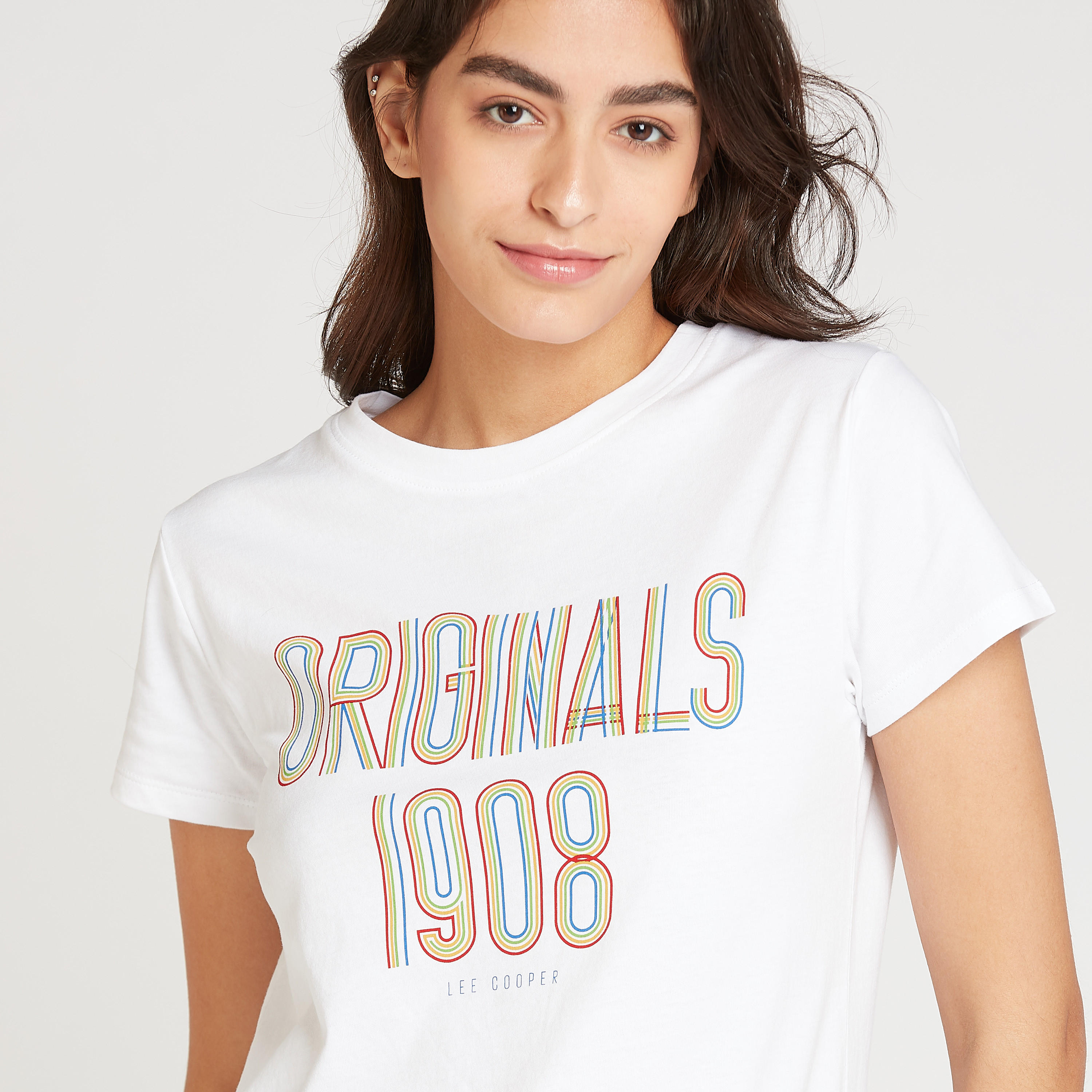 تيشيرت بياقة ضيقة وأكمام قصيرة وطبعات جرافيك من لي كوبر-women-clothing-tshirts-image-2