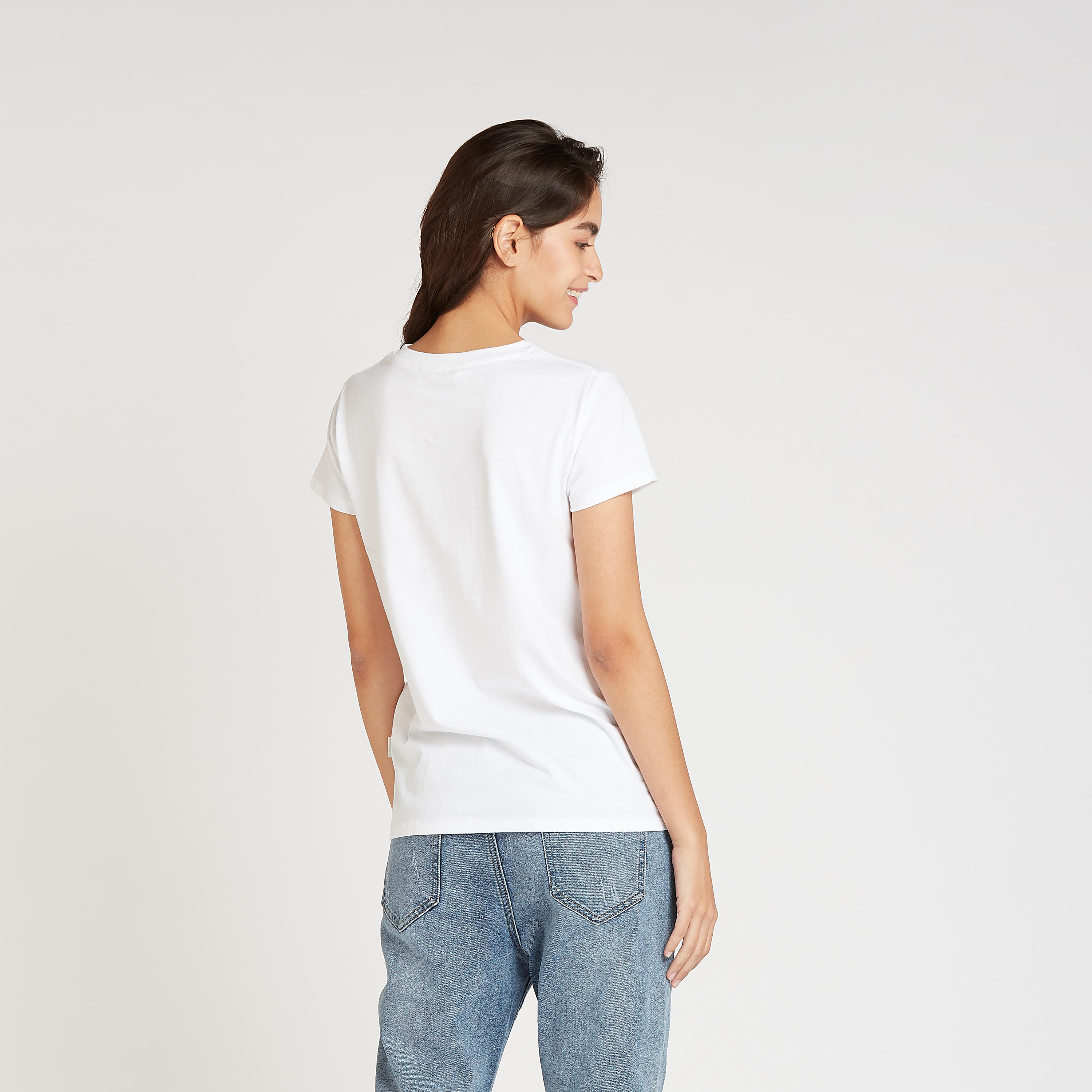 تيشيرت بياقة ضيقة وأكمام قصيرة وطبعات جرافيك من لي كوبر-women-clothing-tshirts-image-1