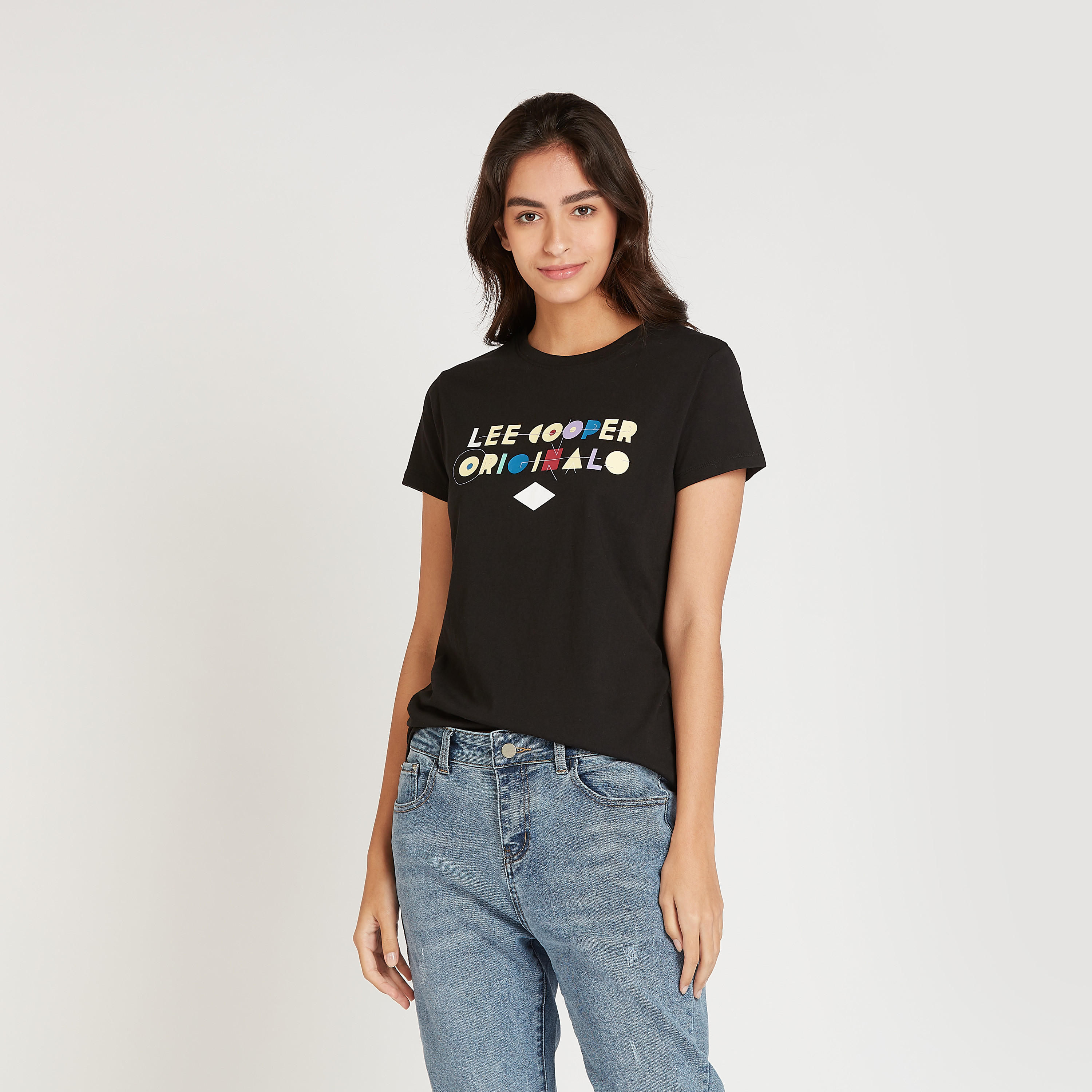 تيشيرت بياقة ضيقة وأكمام قصيرة وطبعات تيبوغرافيك من لي كوبر-women-clothing-tshirts-image-1