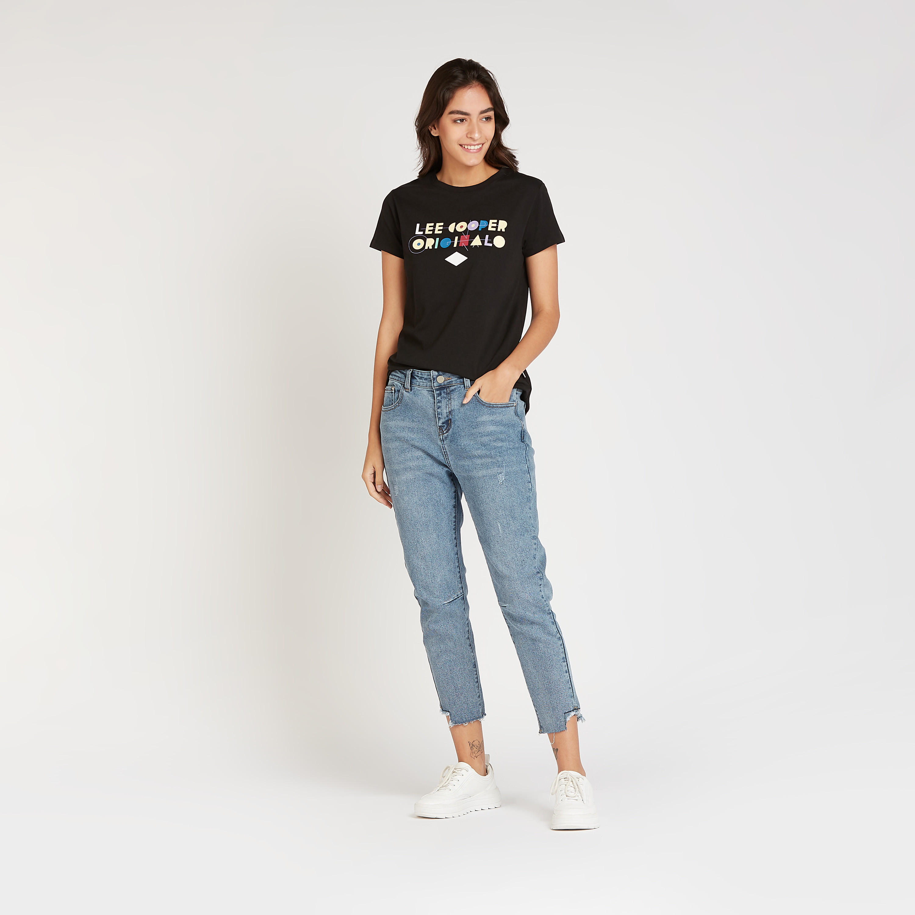 تيشيرت بياقة ضيقة وأكمام قصيرة وطبعات تيبوغرافيك من لي كوبر-women-clothing-tshirts-image-2