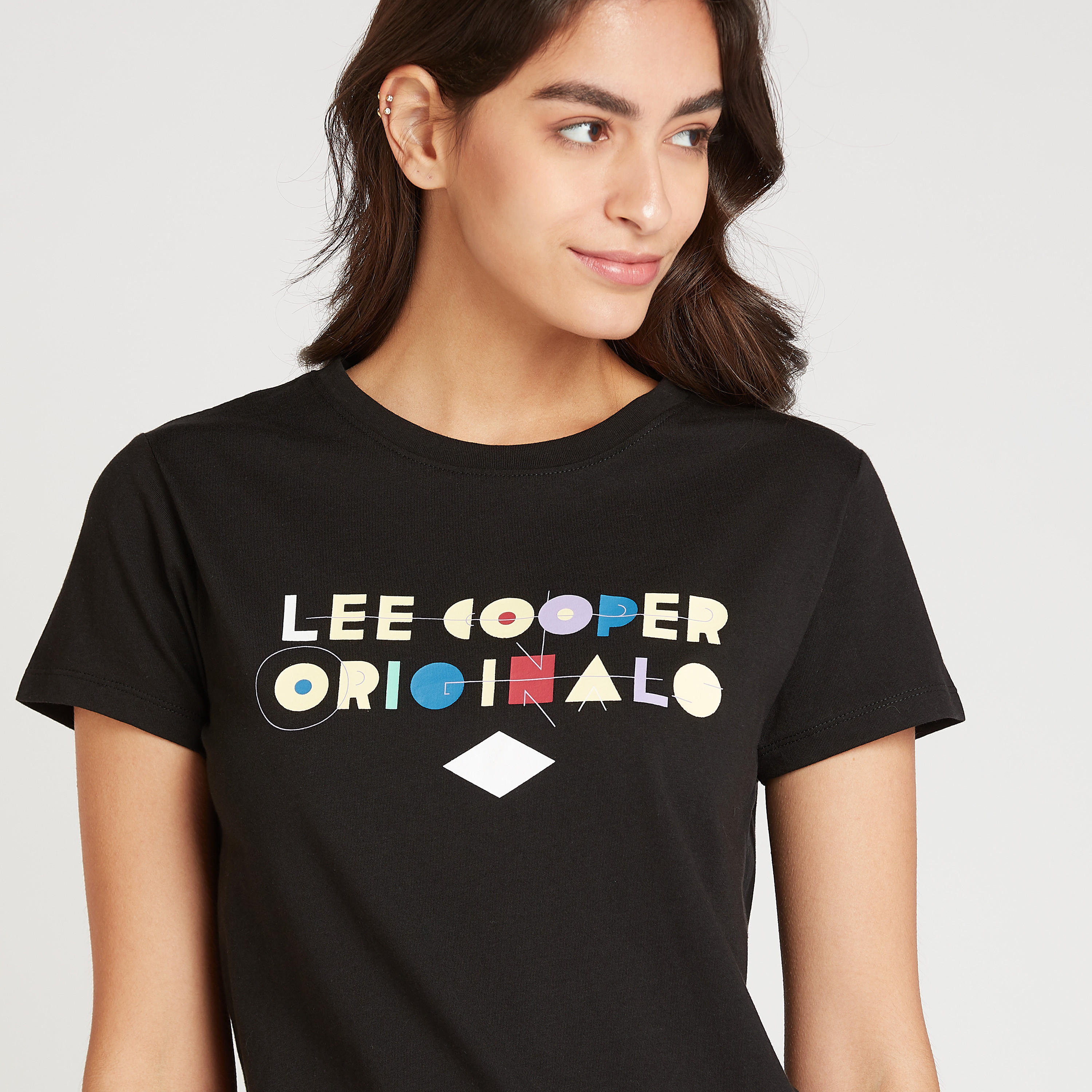 تيشيرت بياقة ضيقة وأكمام قصيرة وطبعات تيبوغرافيك من لي كوبر-women-clothing-tshirts-image-3