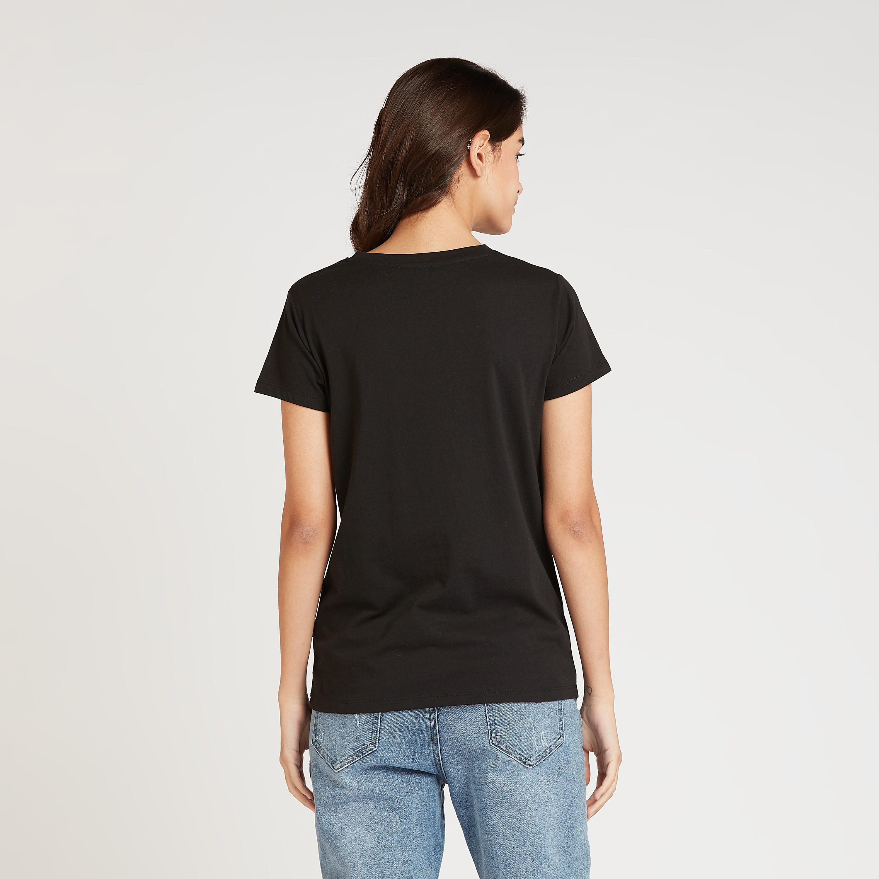 تيشيرت بياقة ضيقة وأكمام قصيرة وطبعات تيبوغرافيك من لي كوبر-women-clothing-tshirts-image-4