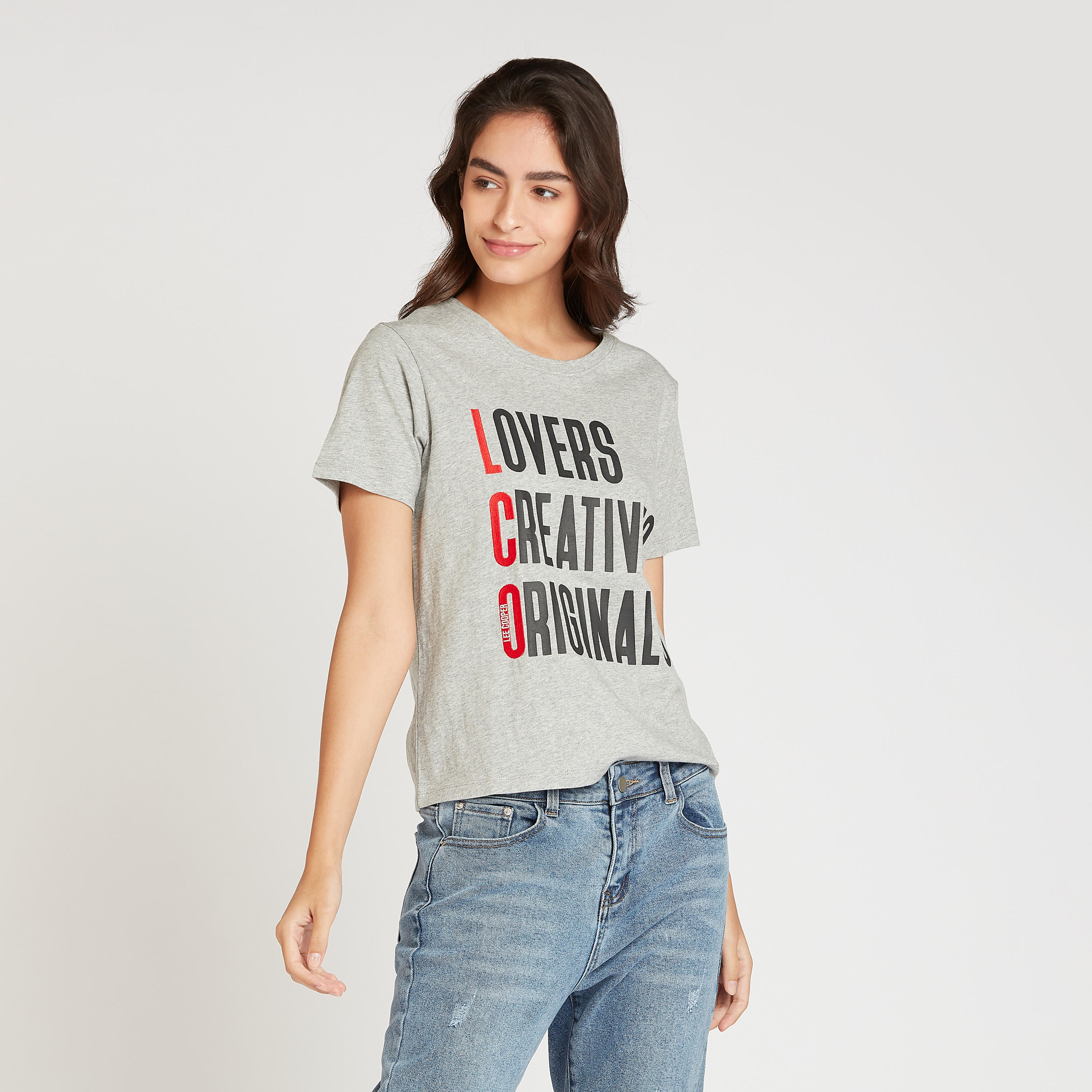 تيشيرت بياقة ضيقة وأكمام قصيرة وطبعات تيبوغرافيك من لي كوبر-women-clothing-tshirts-image-1