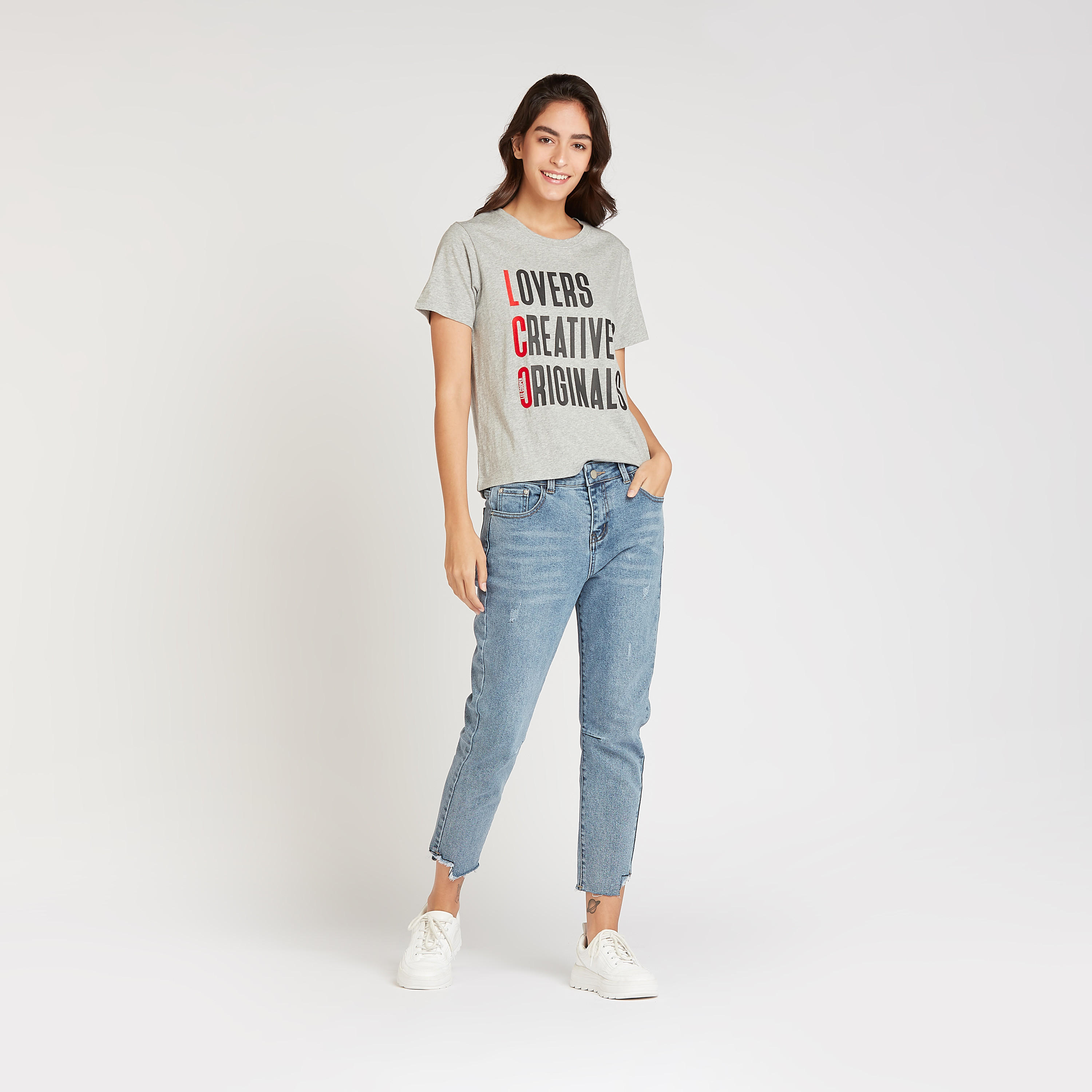 تيشيرت بياقة ضيقة وأكمام قصيرة وطبعات تيبوغرافيك من لي كوبر-women-clothing-tshirts-image-2