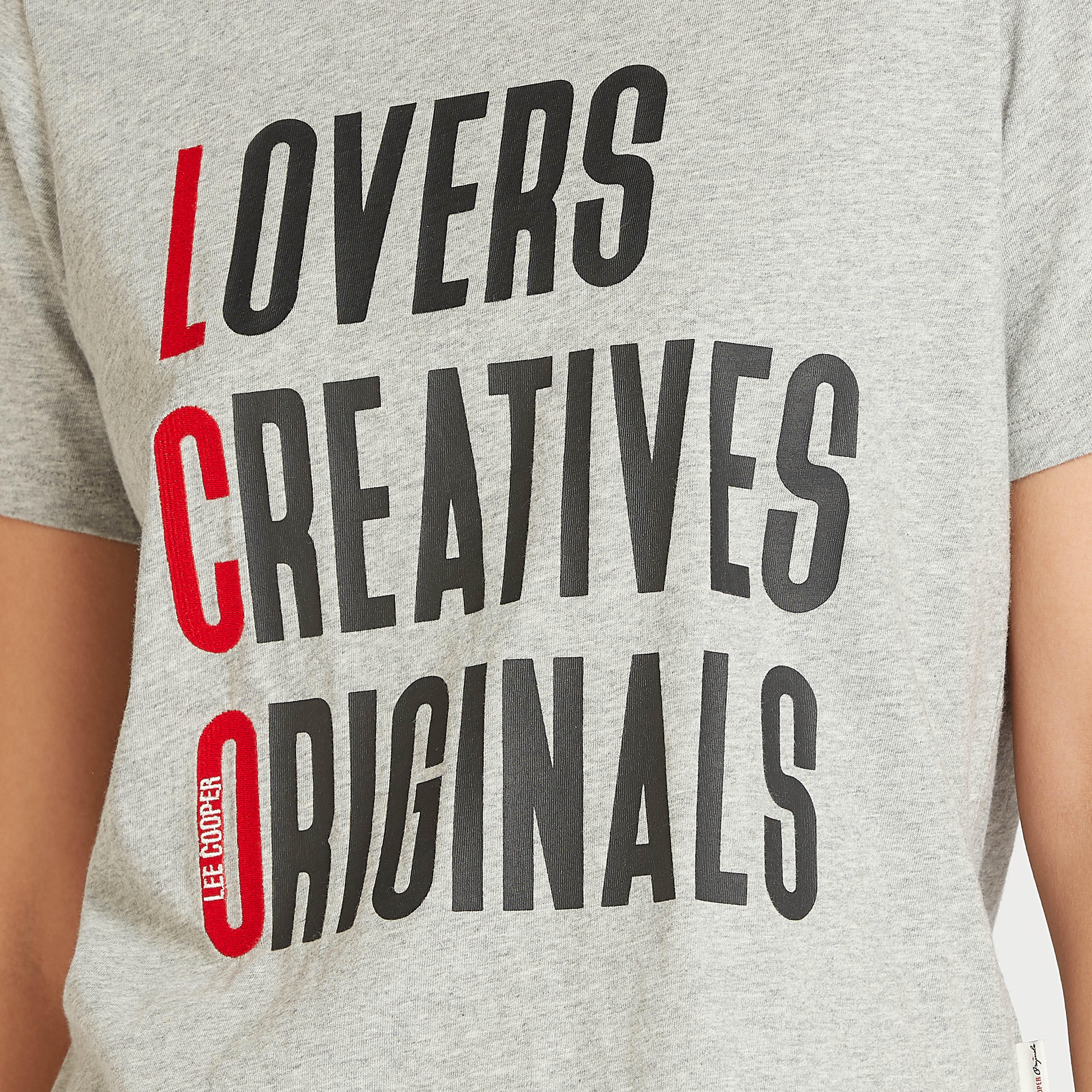 تيشيرت بياقة ضيقة وأكمام قصيرة وطبعات تيبوغرافيك من لي كوبر-women-clothing-tshirts-image-3