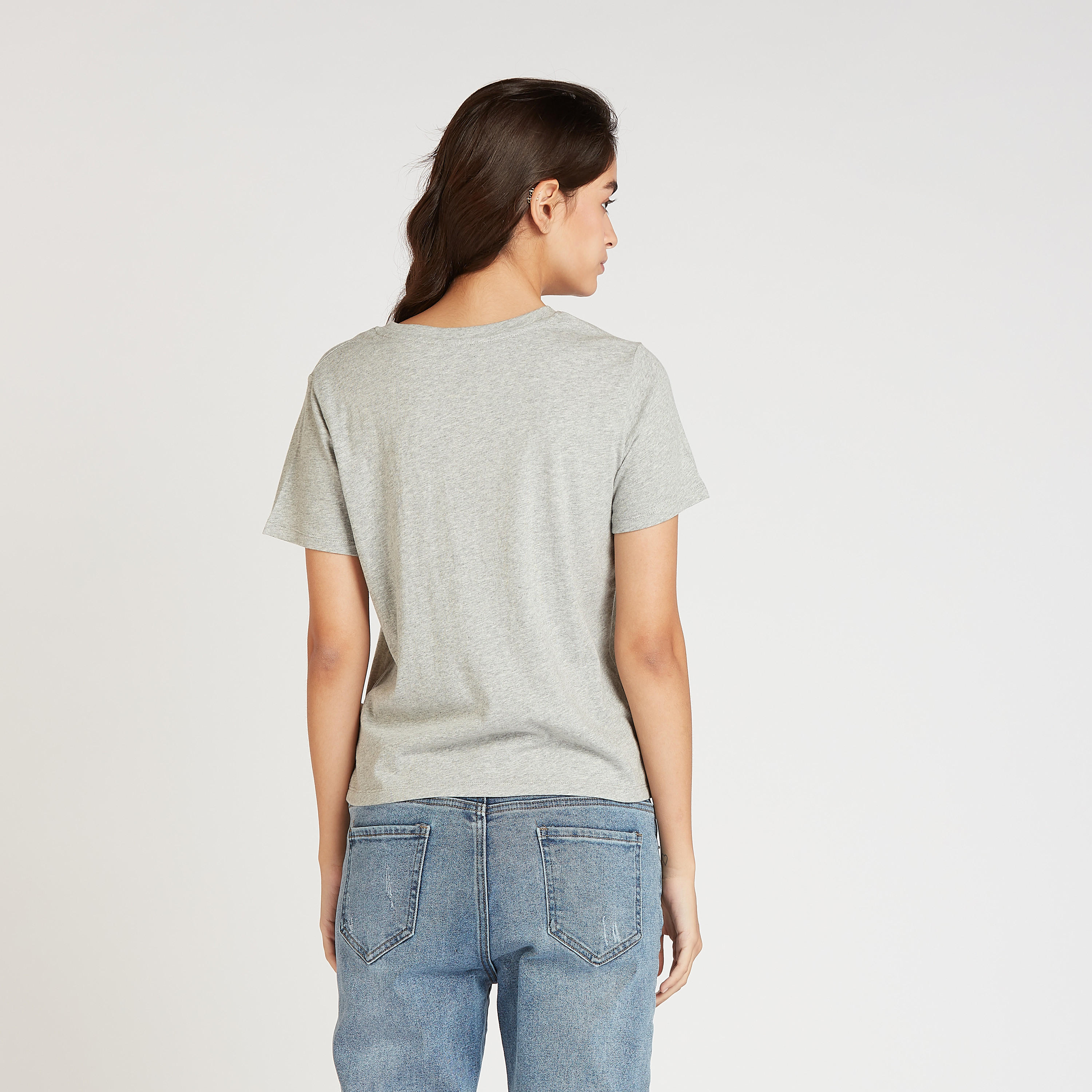 تيشيرت بياقة ضيقة وأكمام قصيرة وطبعات تيبوغرافيك من لي كوبر-women-clothing-tshirts-image-4