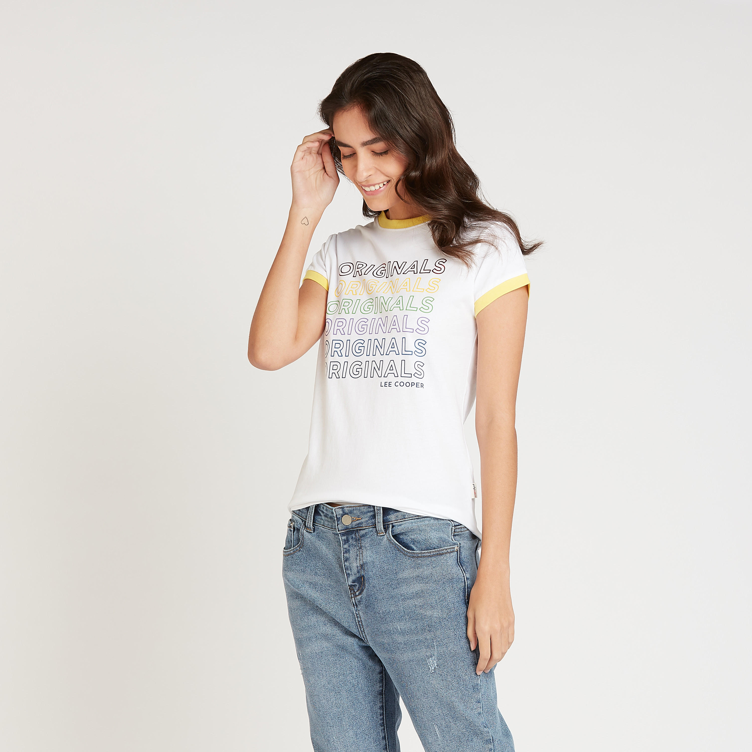 تيشيرت بياقة ضيقة وأكمام قصيرة وطبعات جرافيك من لي كوبر-women-clothing-tshirts-image-1