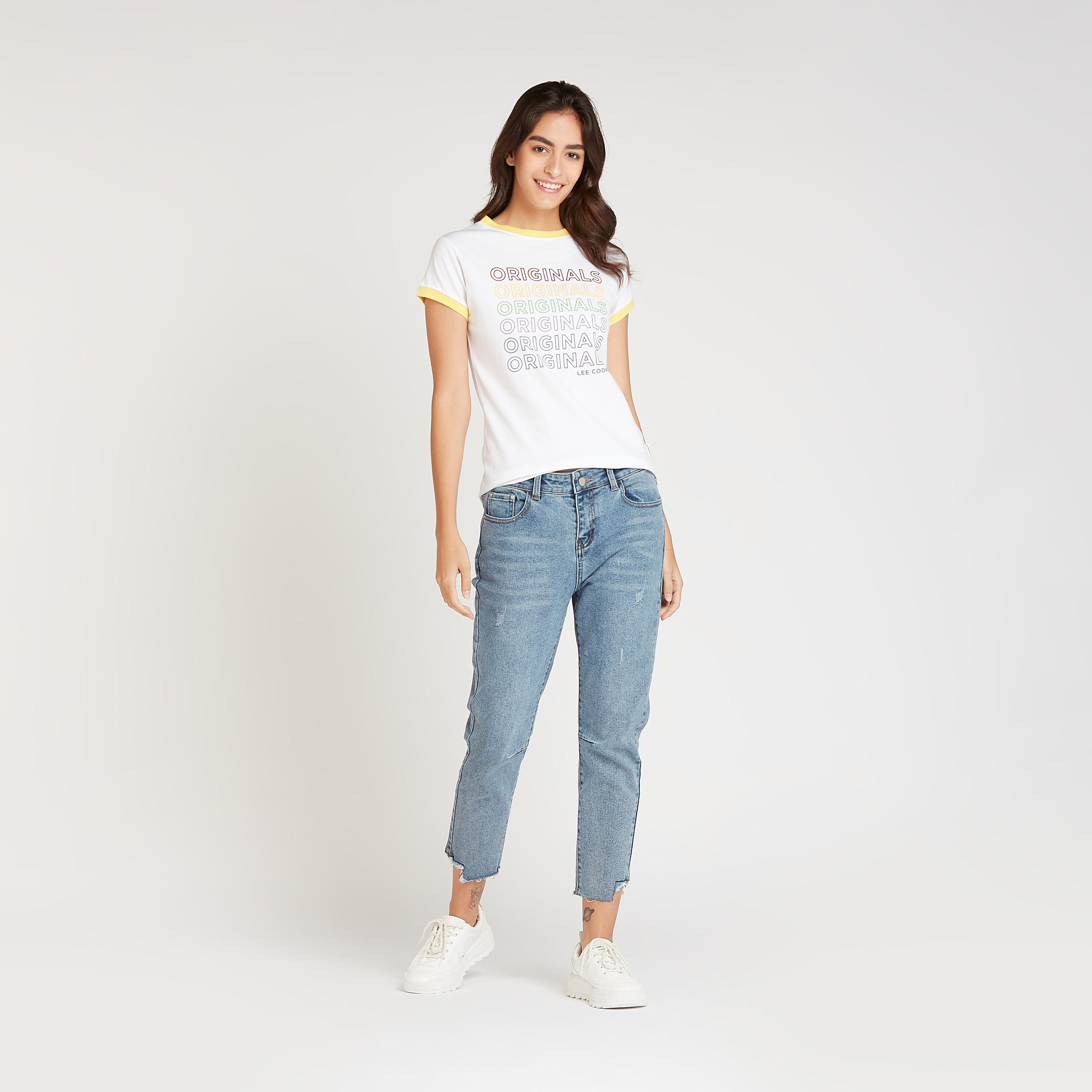 تيشيرت بياقة ضيقة وأكمام قصيرة وطبعات جرافيك من لي كوبر-women-clothing-tshirts-image-2