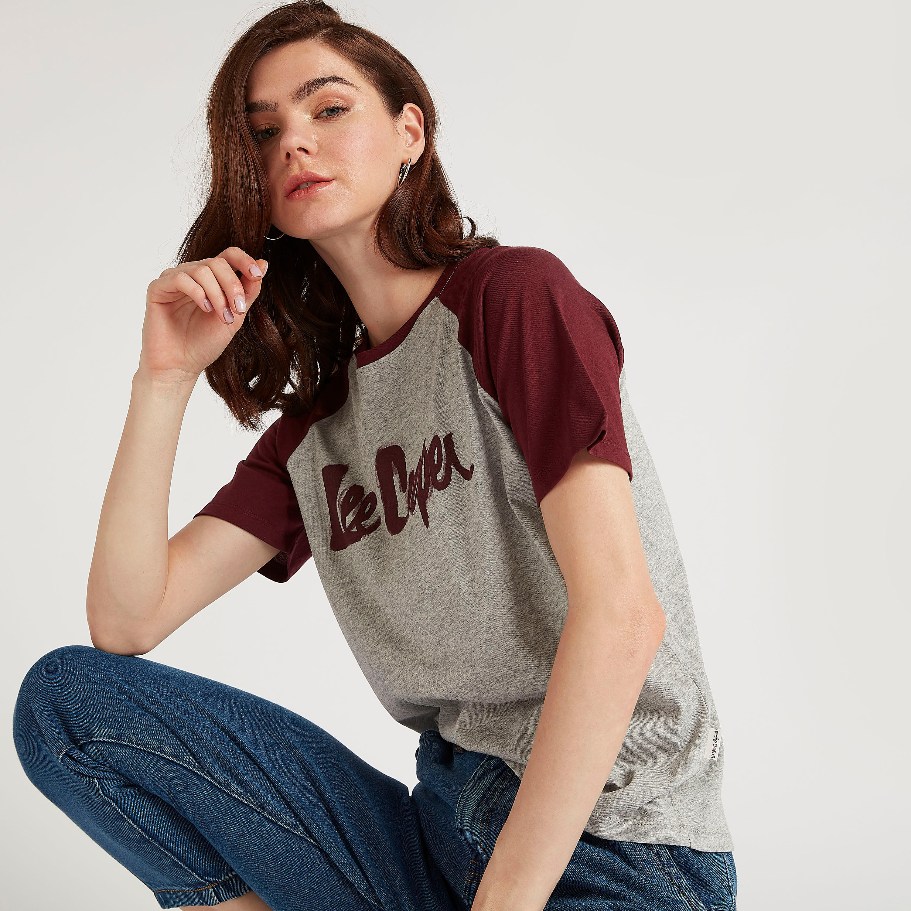 تيشيرت بياقة ضيّقة وأكمام قصيرة وطبعات من لي كوبر-women-clothing-tshirts-image-5